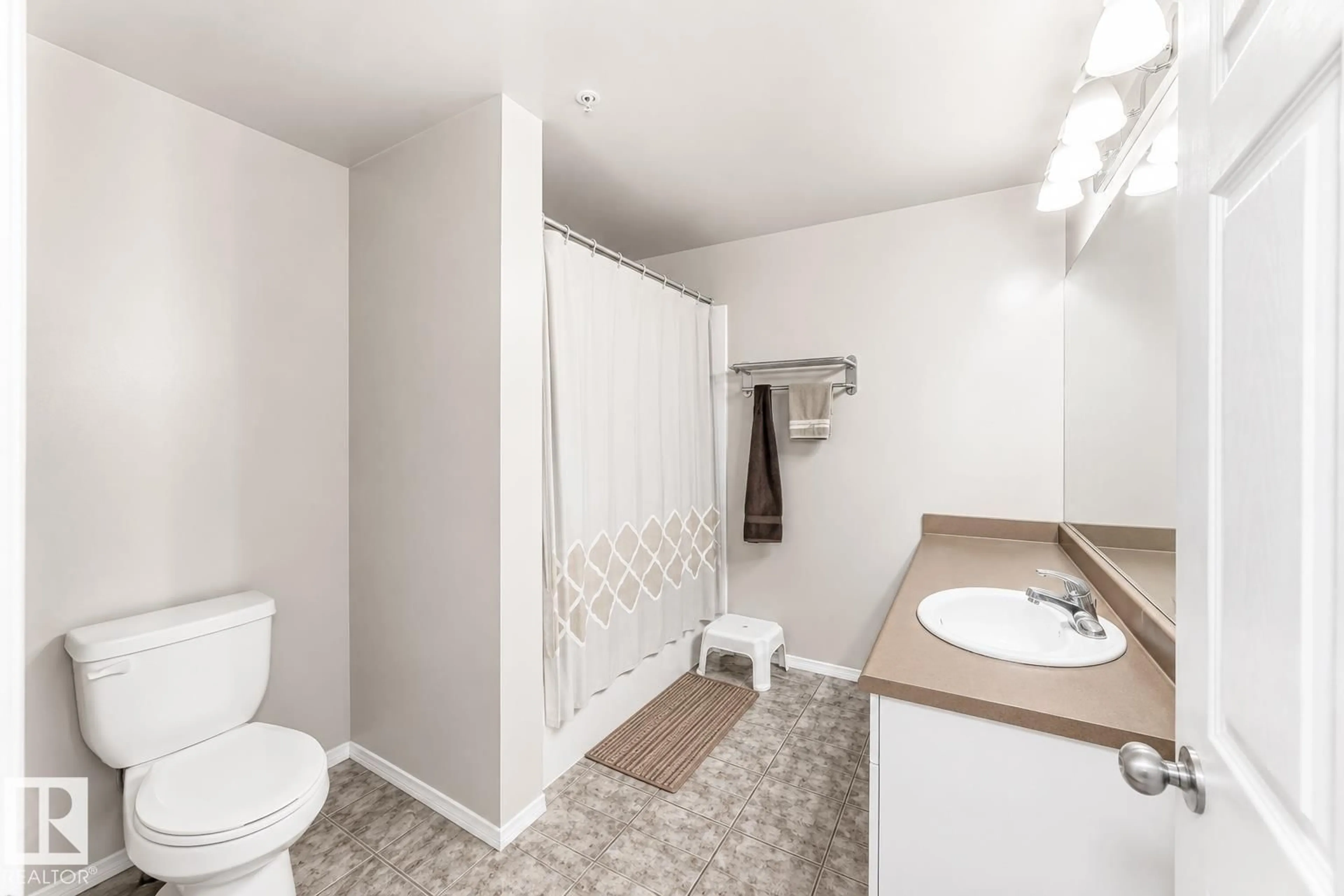 Standard bathroom, unknown for 601 9919 105 ST NW, Edmonton Alberta T5K1B1