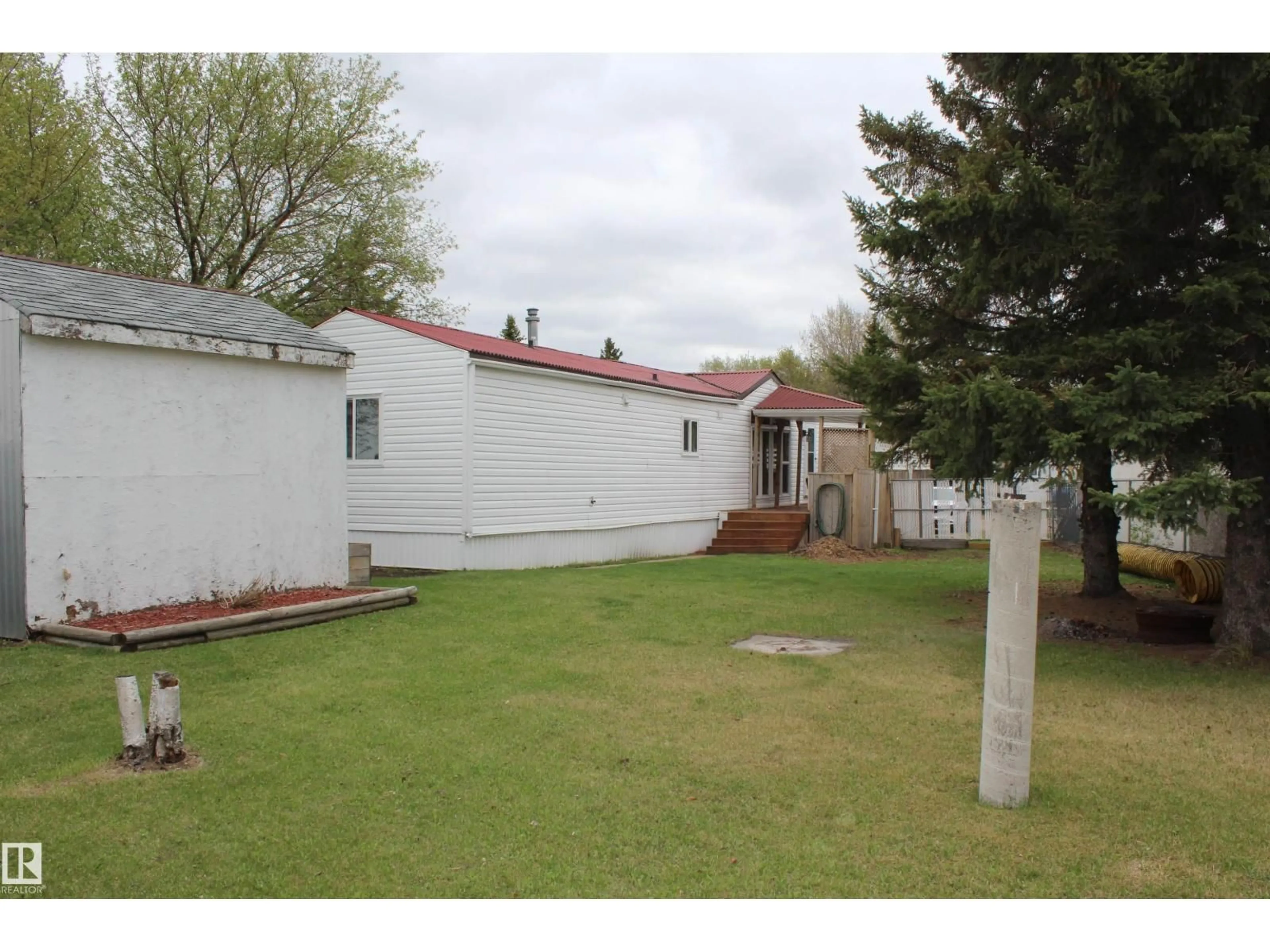 A pic from outside/outdoor area/front of a property/back of a property/a pic from drone, street for 1118 LAKEVISTA DR, Sherwood Park Alberta T8H1J6