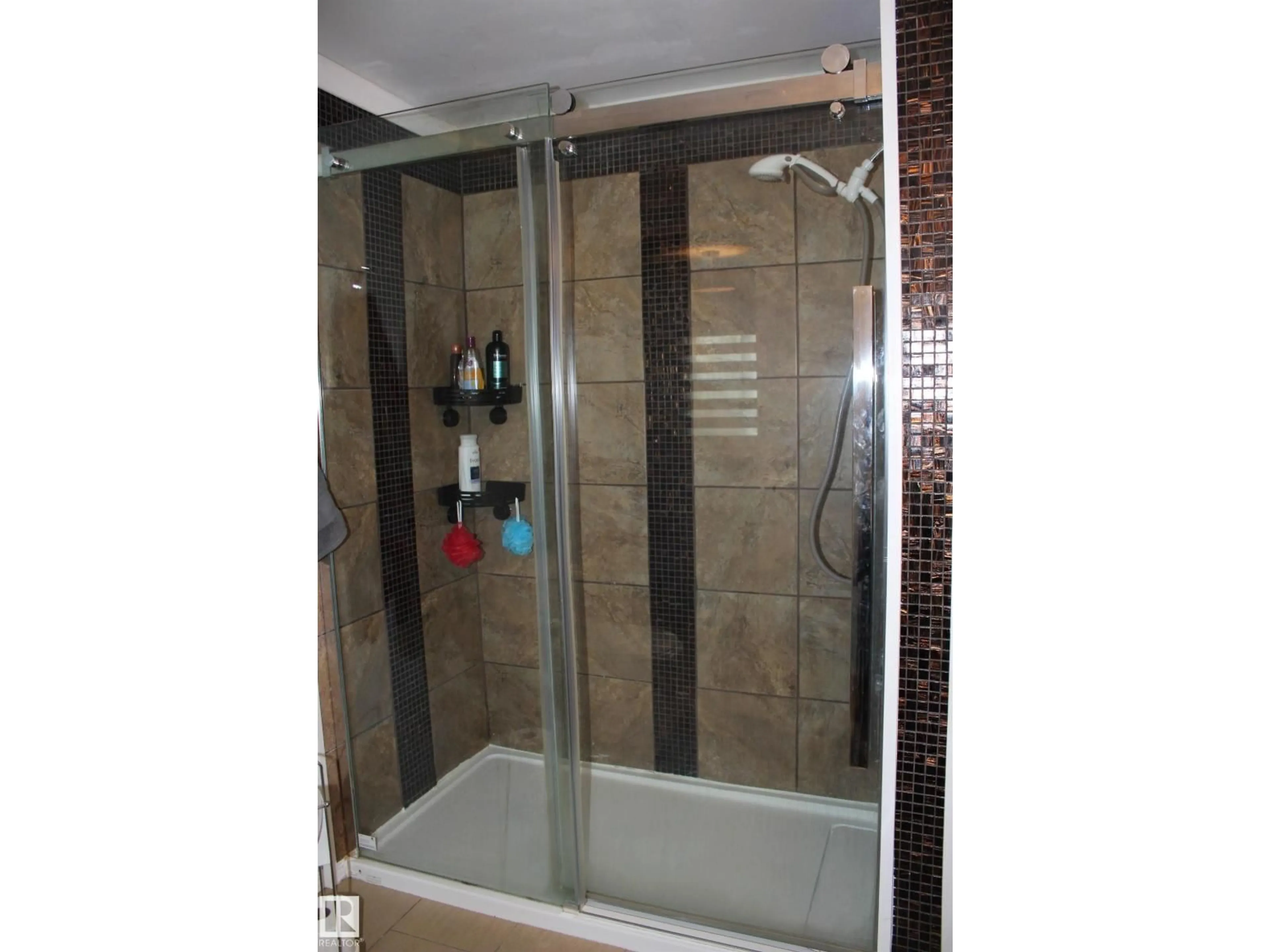 Standard bathroom, ceramic/tile floor for 1118 LAKEVISTA DR, Sherwood Park Alberta T8H1J6