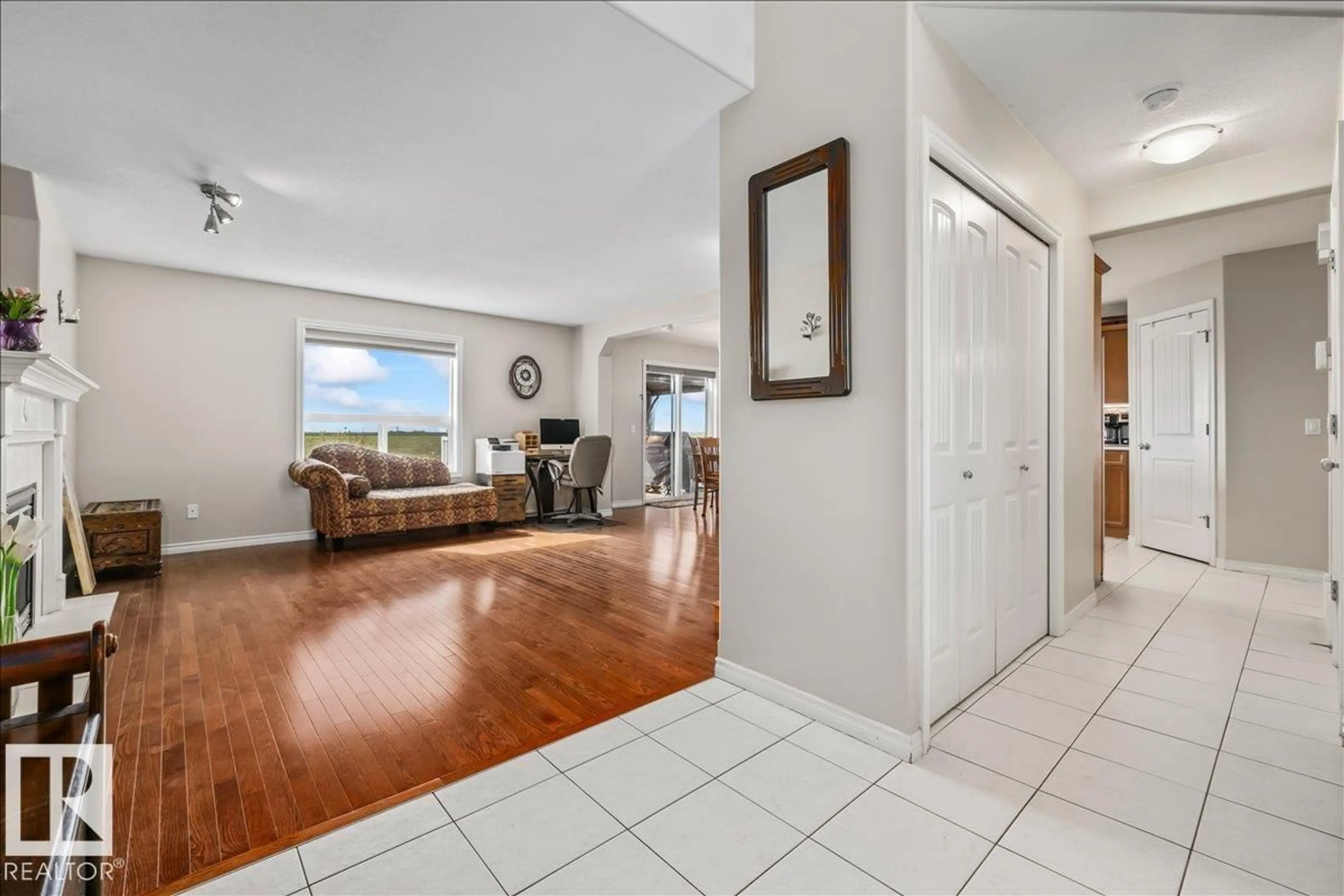Indoor entryway for 76 NAPOLEON CR, St. Albert Alberta T8N1C8
