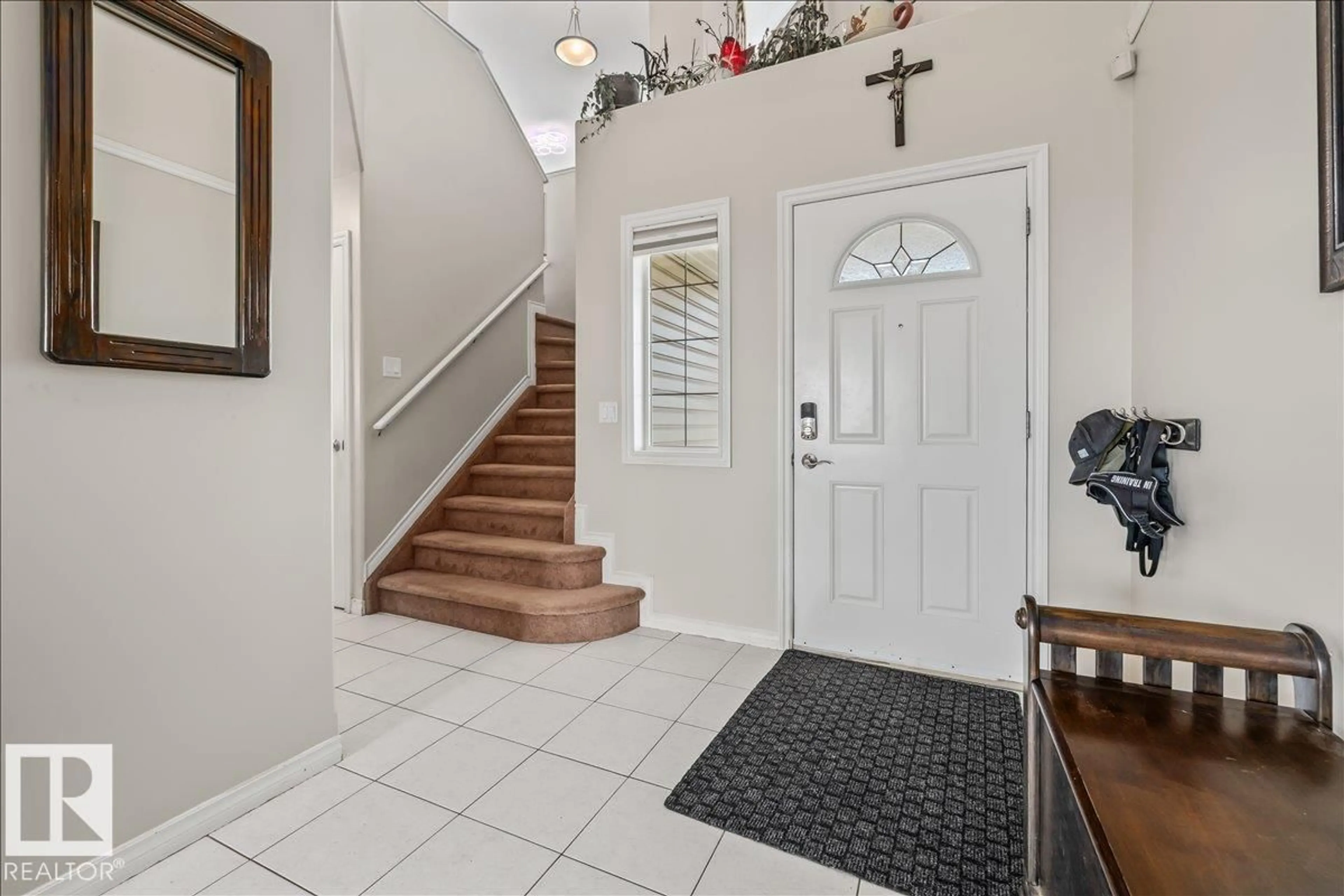 Indoor foyer for 76 NAPOLEON CR, St. Albert Alberta T8N1C8