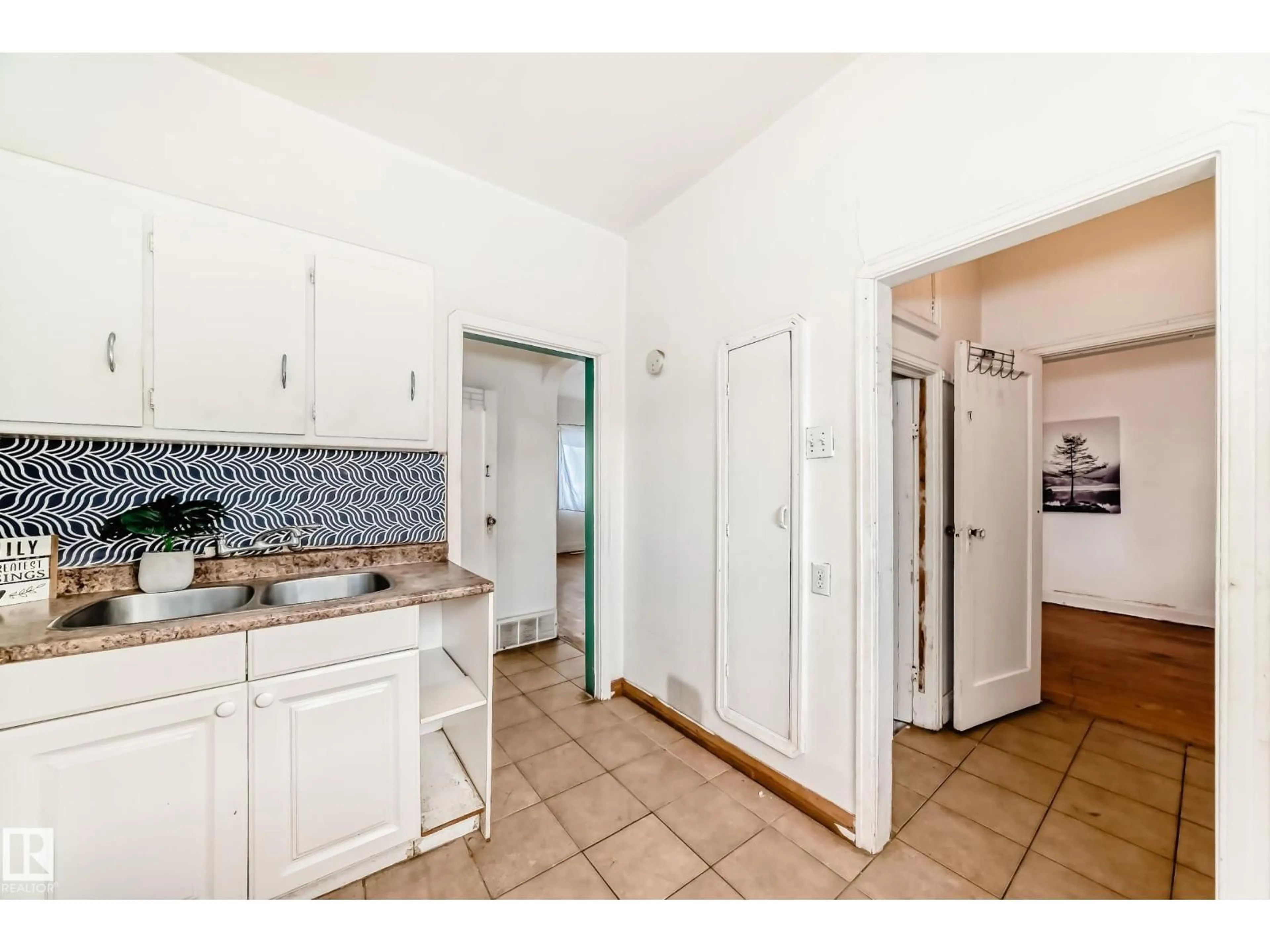 Unknown for 10564 92 ST, Edmonton Alberta T5H1T9