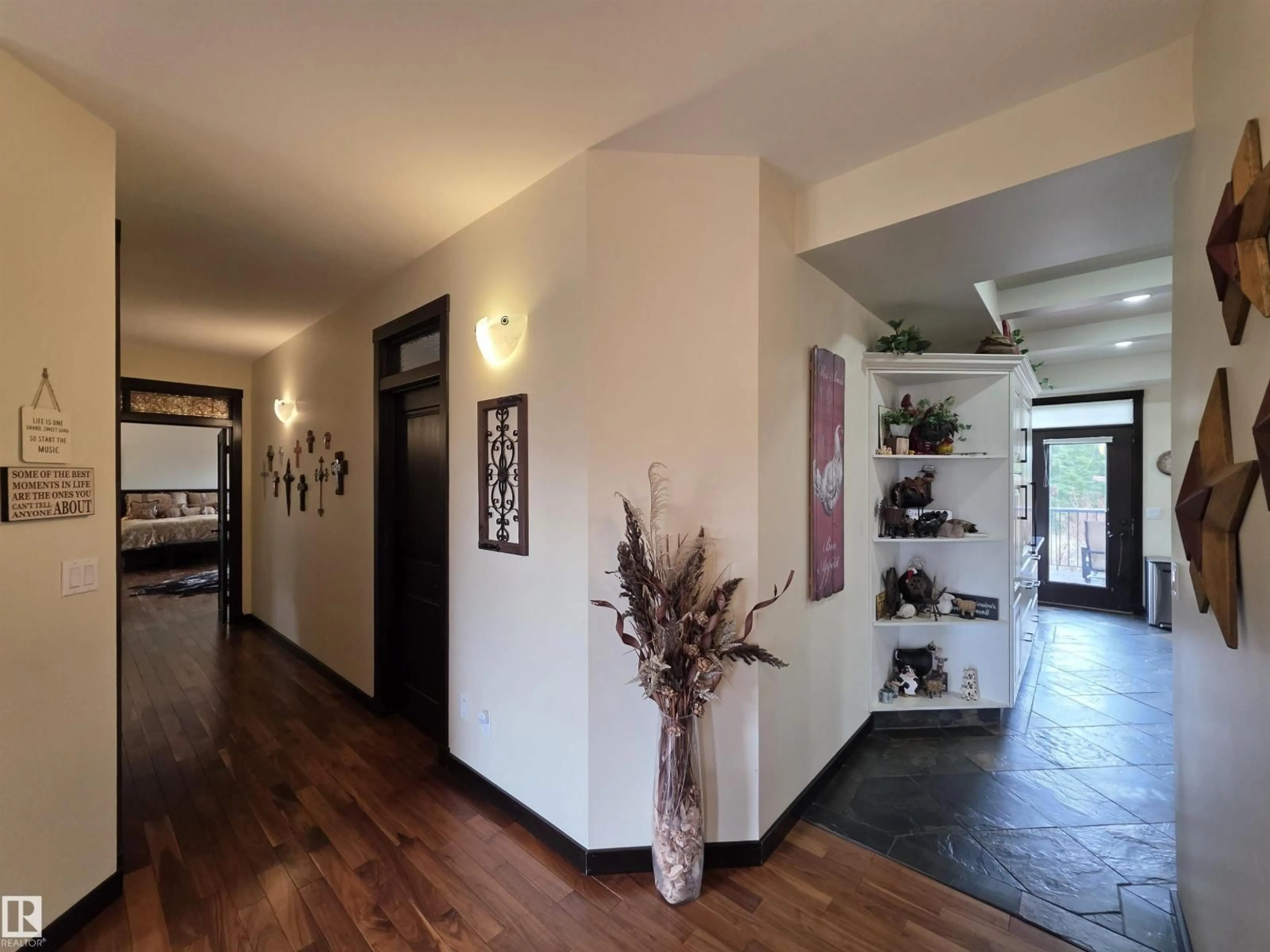 Indoor foyer for 51425 RANGE ROAD 80, Rural Parkland County Alberta T0E0S0