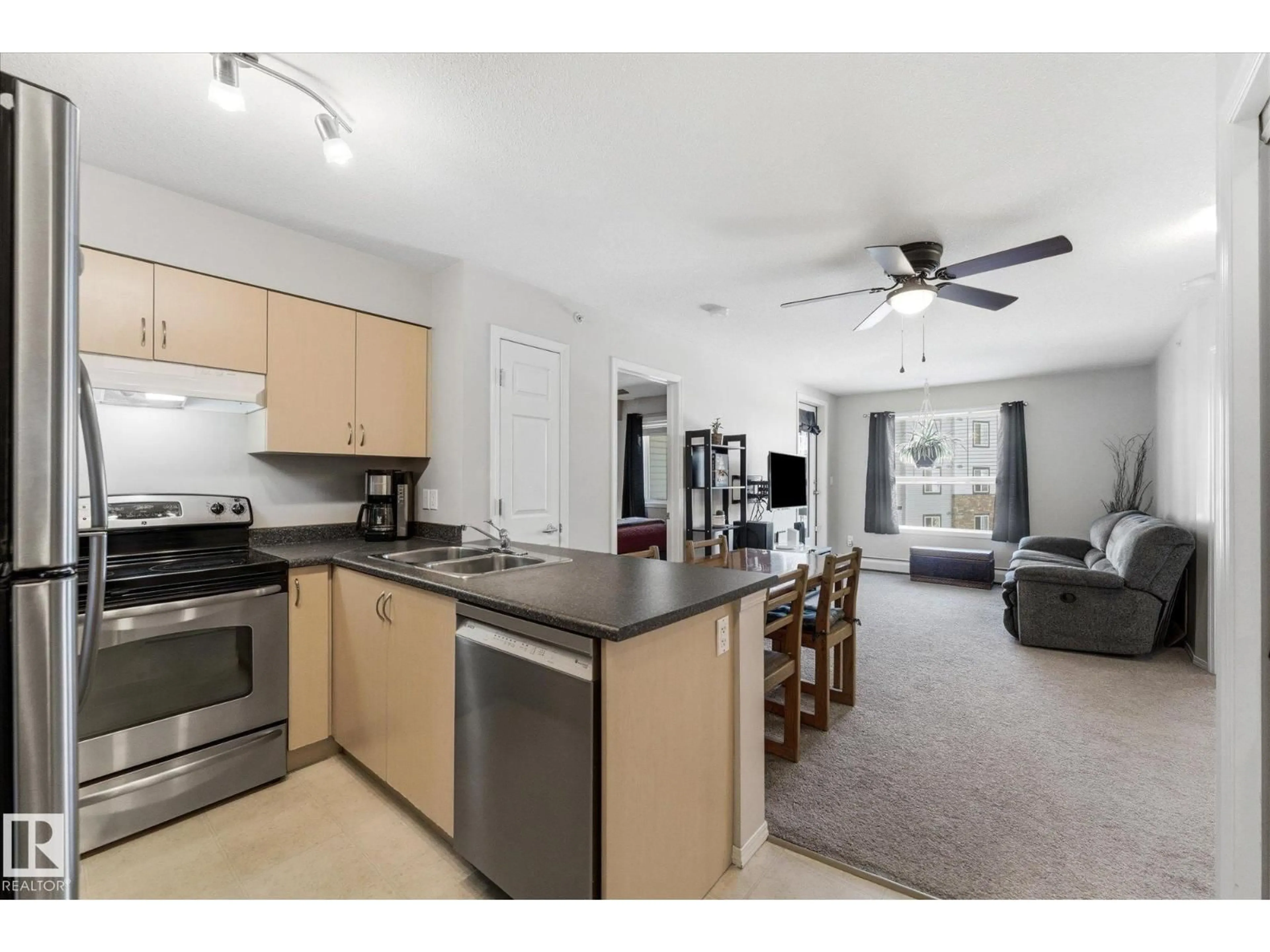 Open concept kitchen, unknown for 410 SUMMERWOOD BV, Sherwood Park Alberta T8H0C3