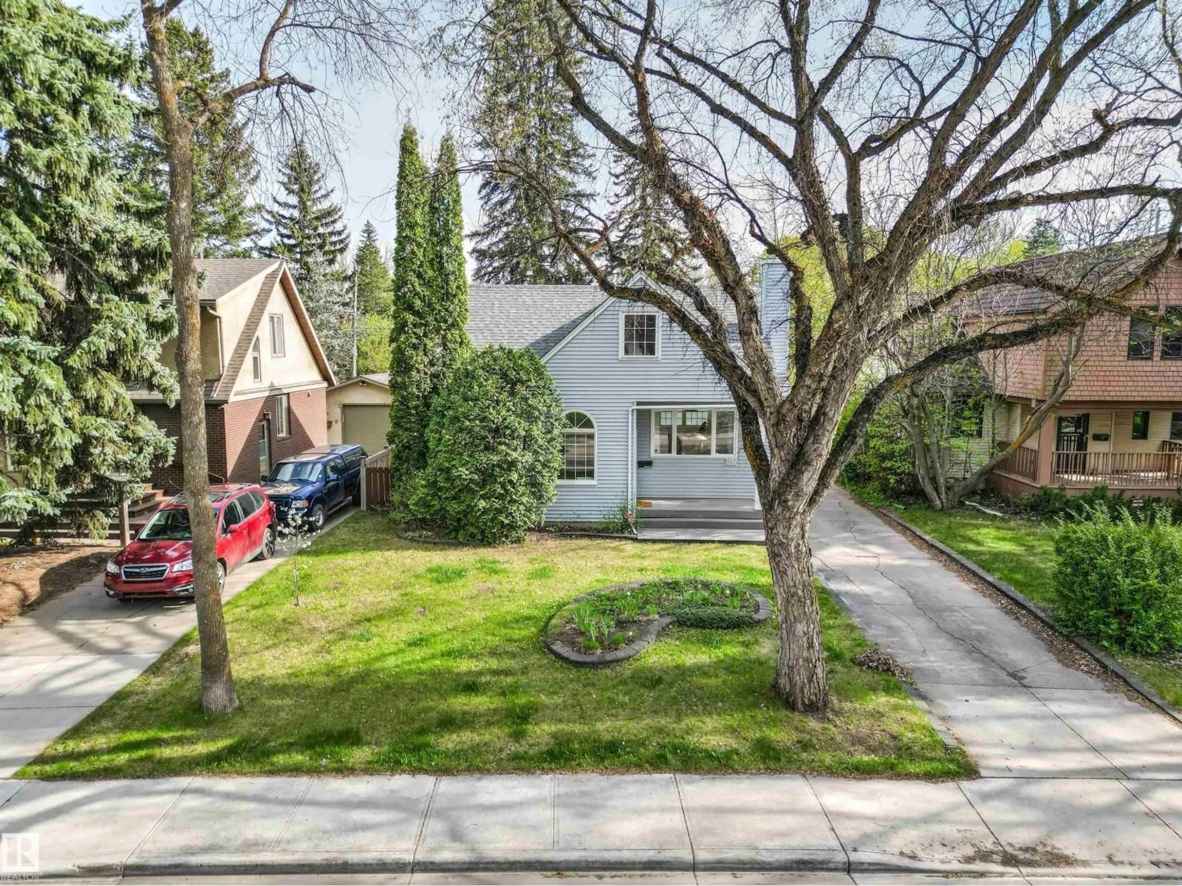 A pic from outside/outdoor area/front of a property/back of a property/a pic from drone, street for NW - 11415 73 AV, Edmonton Alberta T6G0E2
