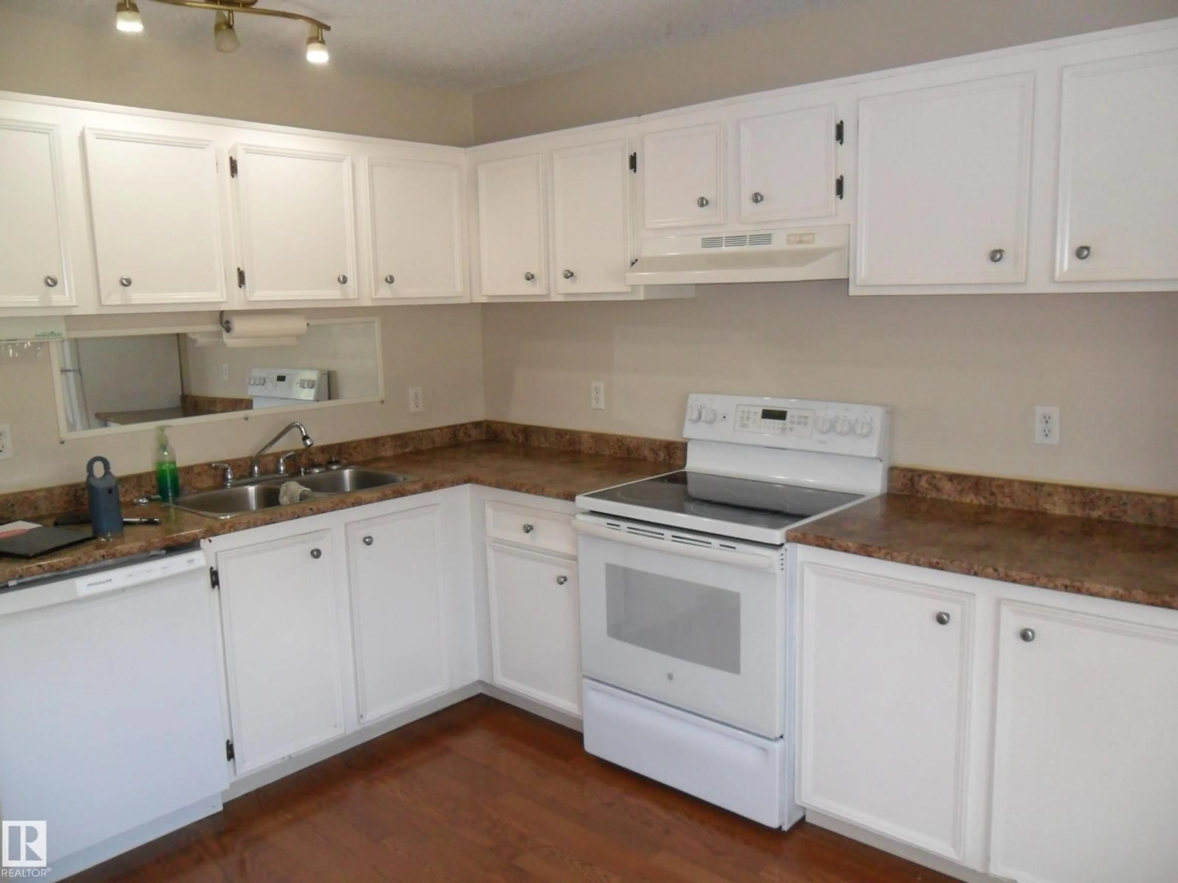 Standard kitchen, unknown for 8930 99 AV, Fort Saskatchewan Alberta T8L3L1