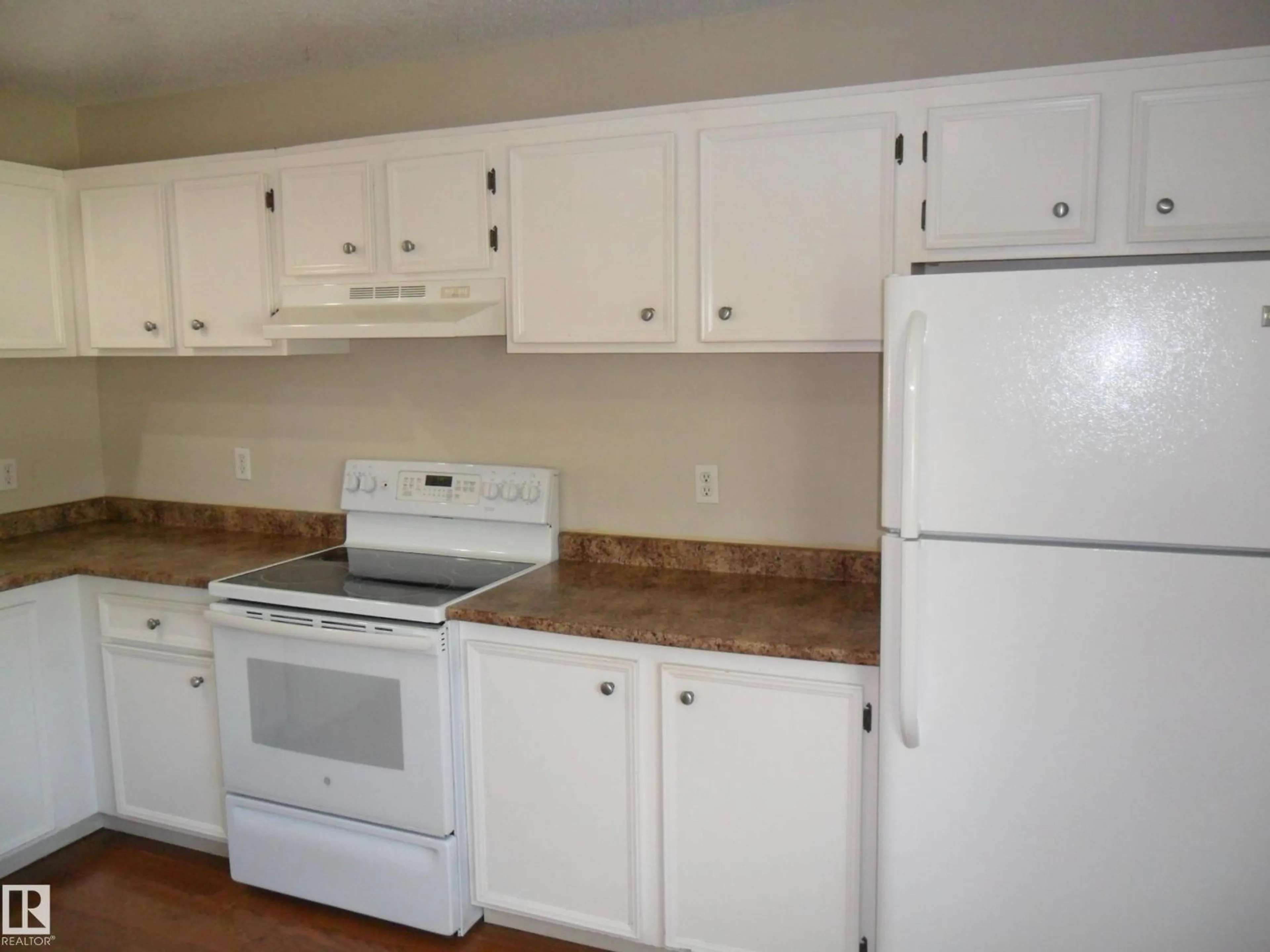 Standard kitchen, unknown for 8930 99 AV, Fort Saskatchewan Alberta T8L3L1