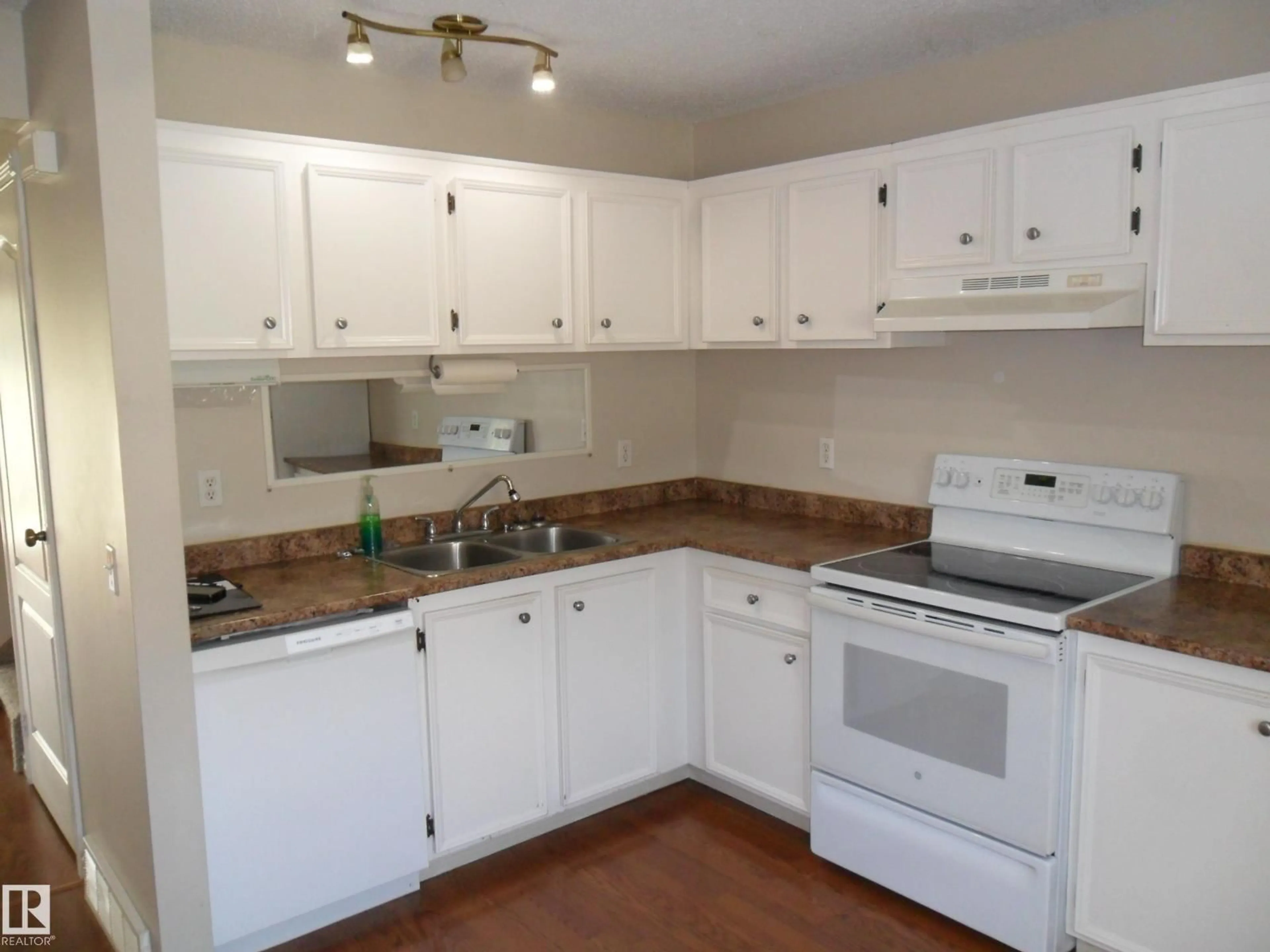 Standard kitchen, unknown for 8930 99 AV, Fort Saskatchewan Alberta T8L3L1