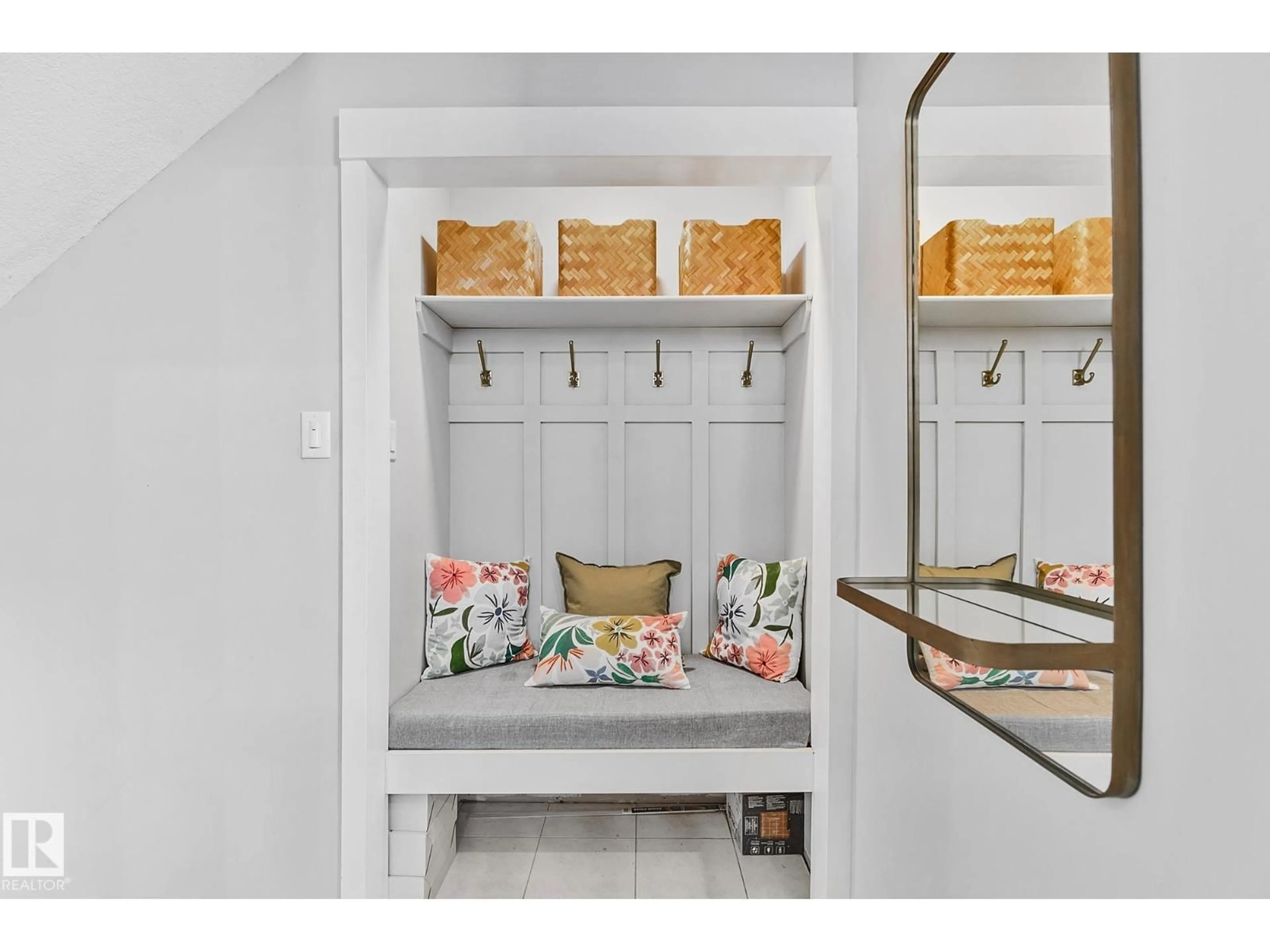 Indoor entryway for NW - 3205 41A AV, Edmonton Alberta T6T1J4