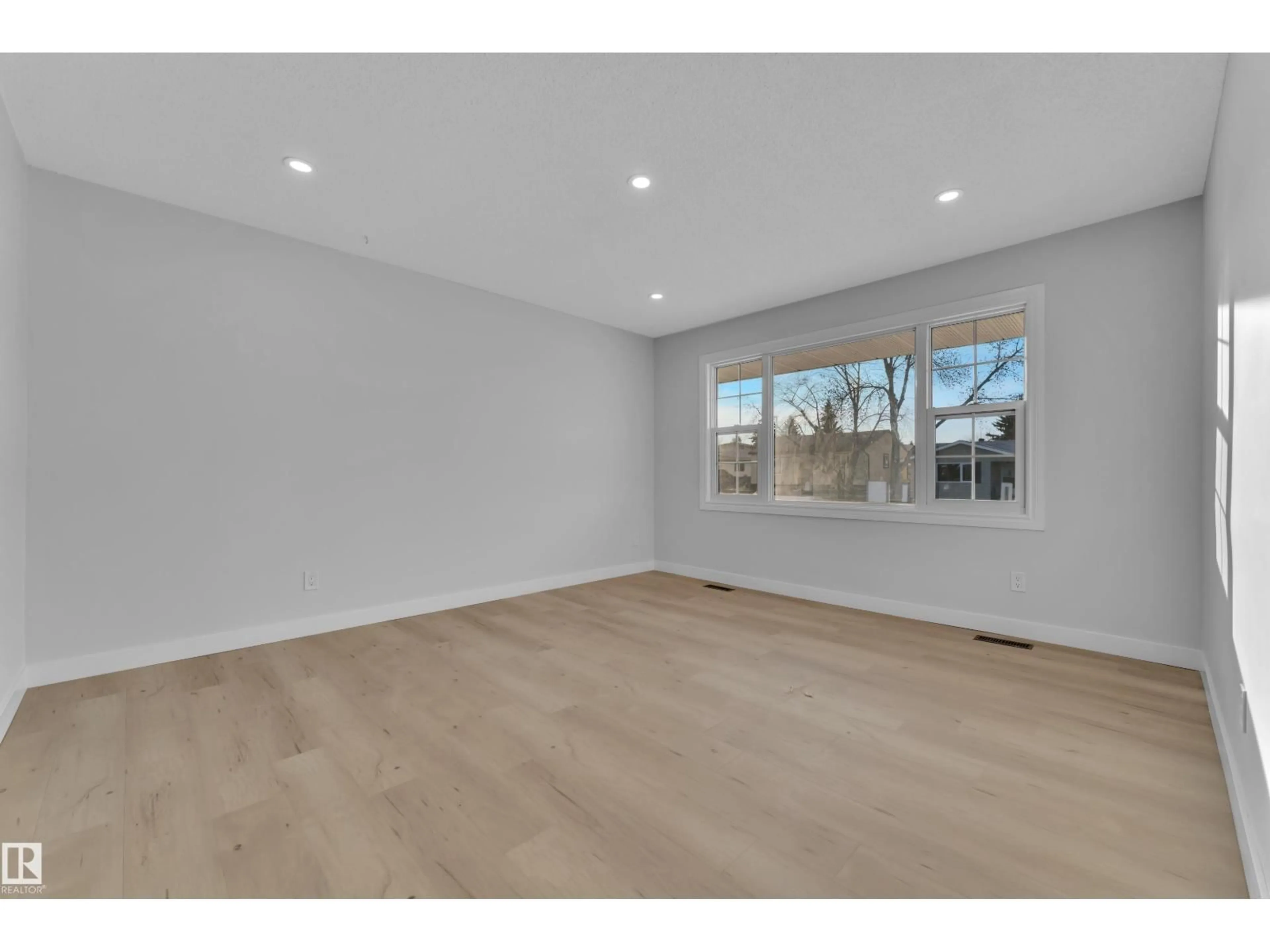A pic of a room for 5118 17A AV NW, Edmonton Alberta T6L1A6