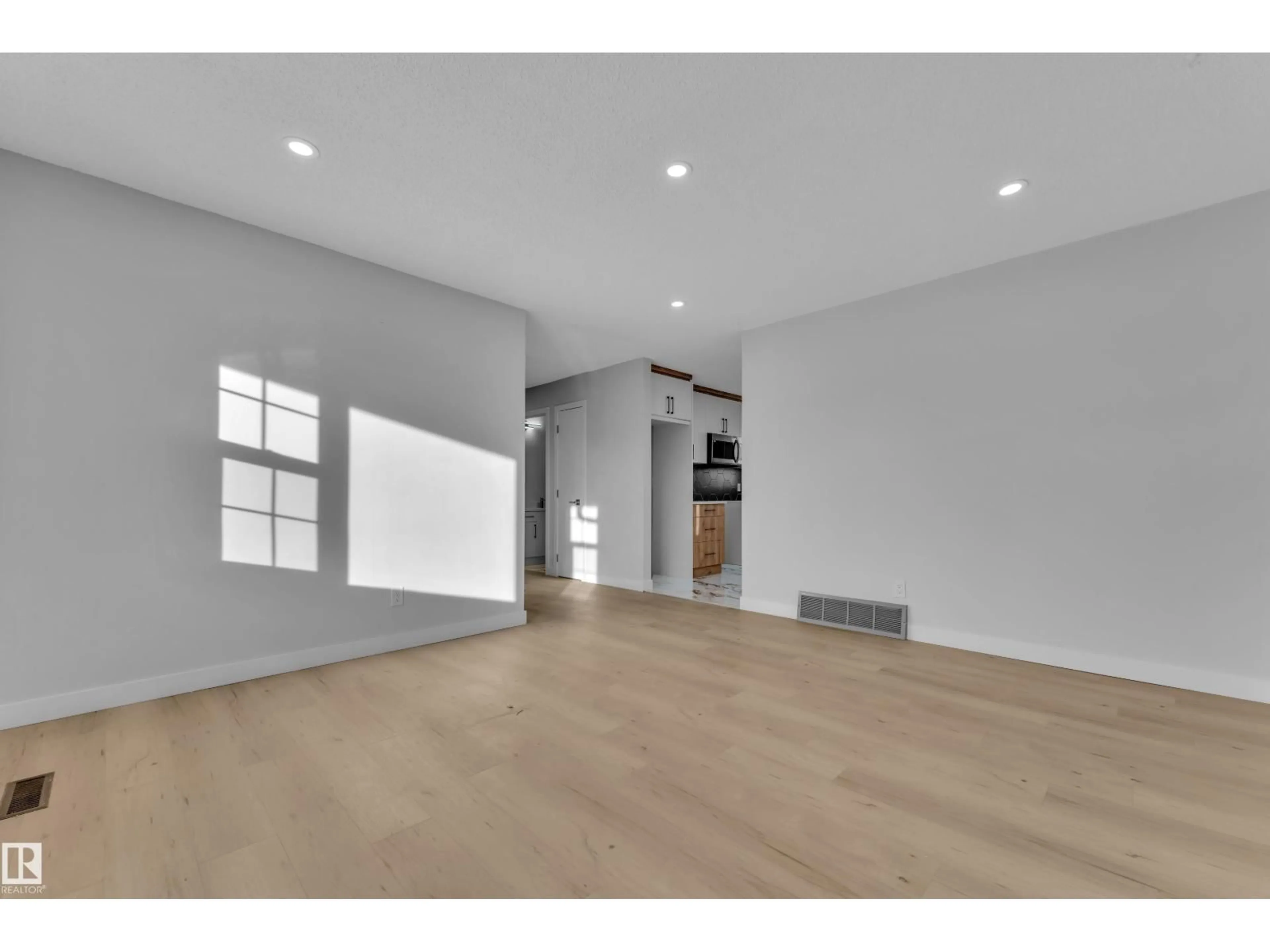 A pic of a room for 5118 17A AV NW, Edmonton Alberta T6L1A6