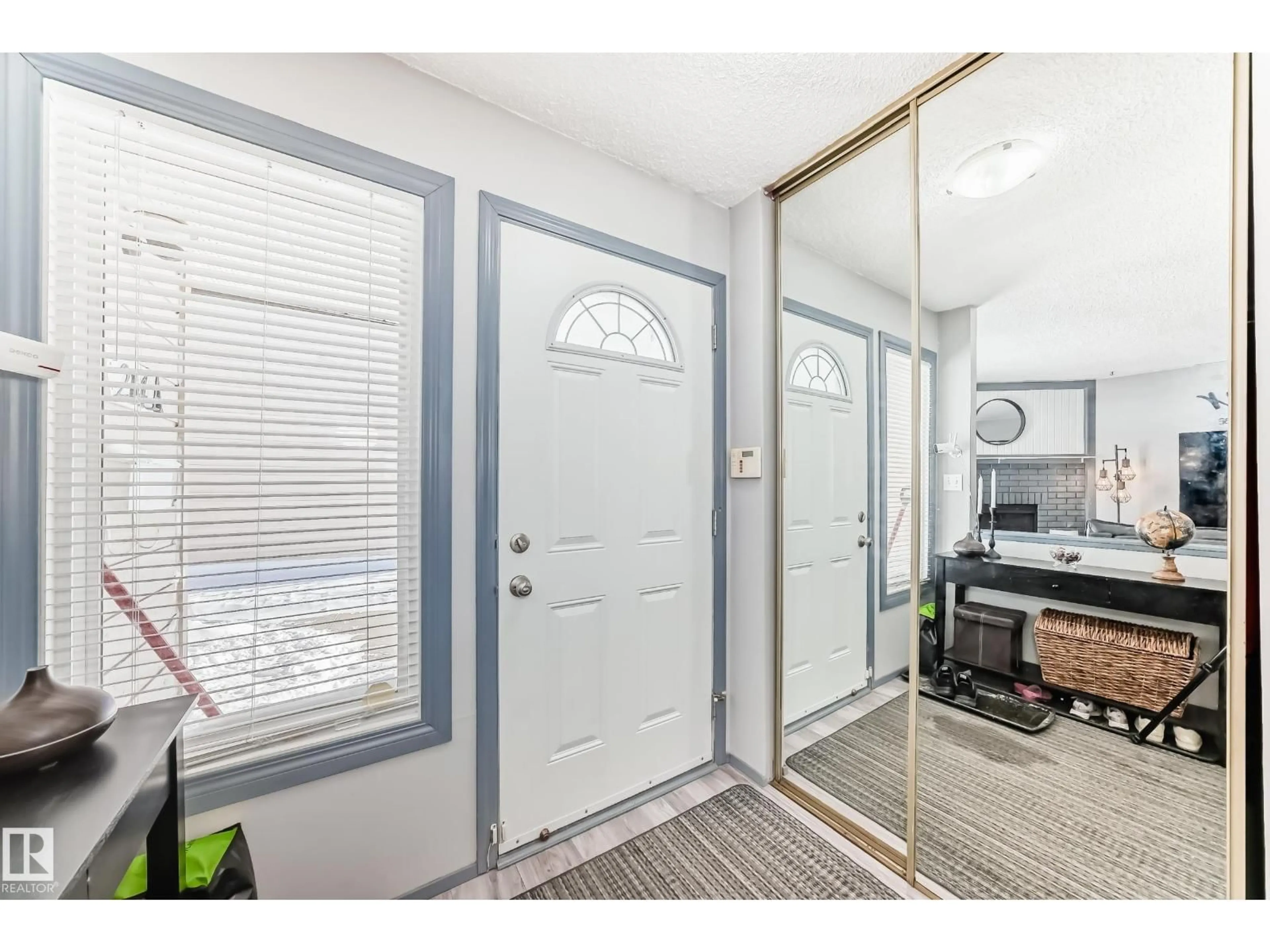 Indoor entryway for 214A WARWICK RD, Edmonton Alberta T5X4P8