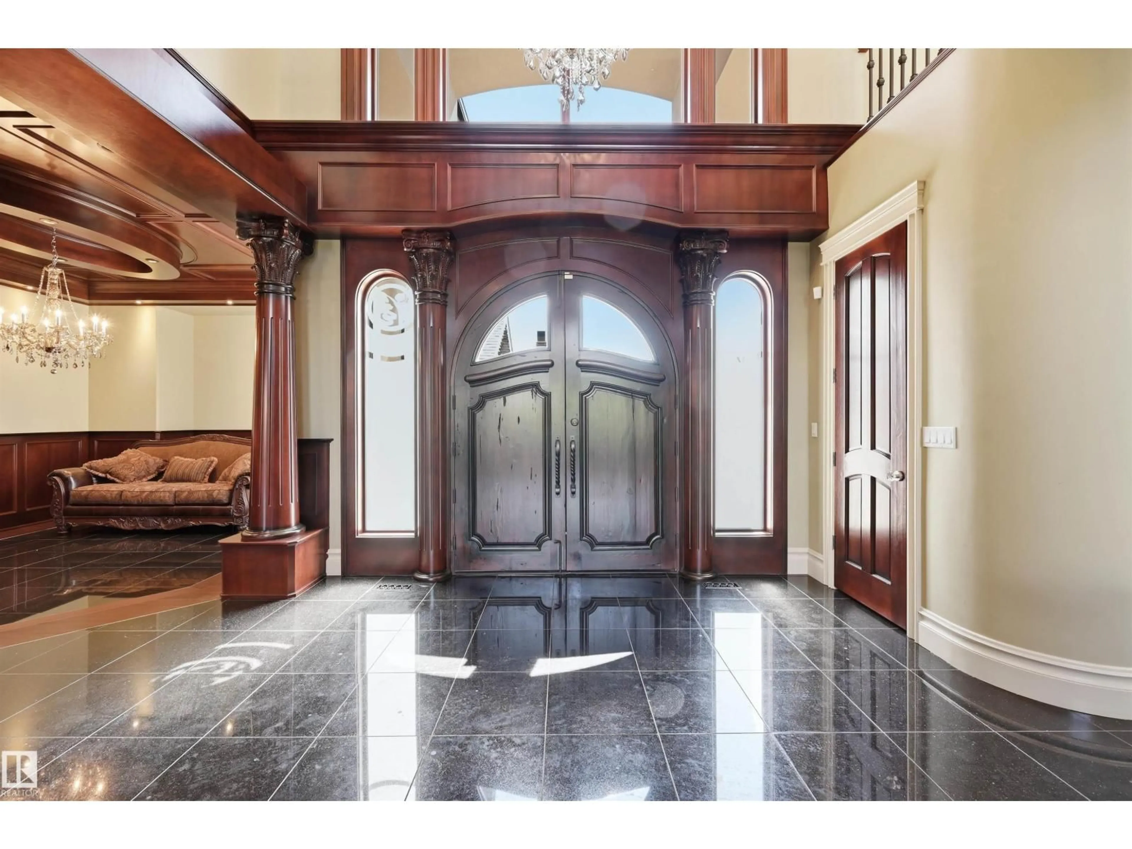 Indoor foyer for 1004 HOLLANDS PT, Edmonton Alberta T6R3T1
