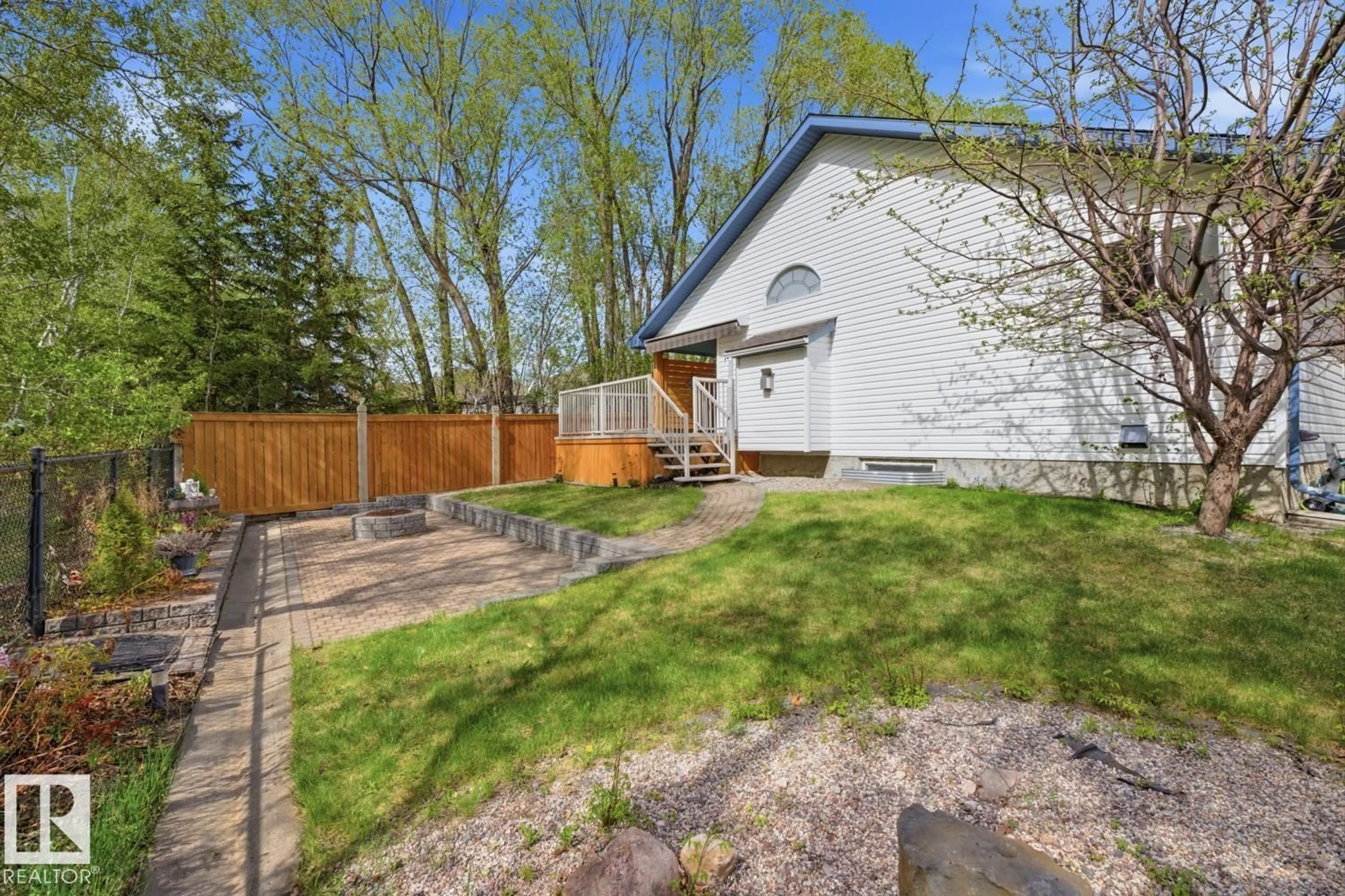 Patio, street for 70 EASTCOTT DR, St. Albert Alberta T8N7B2