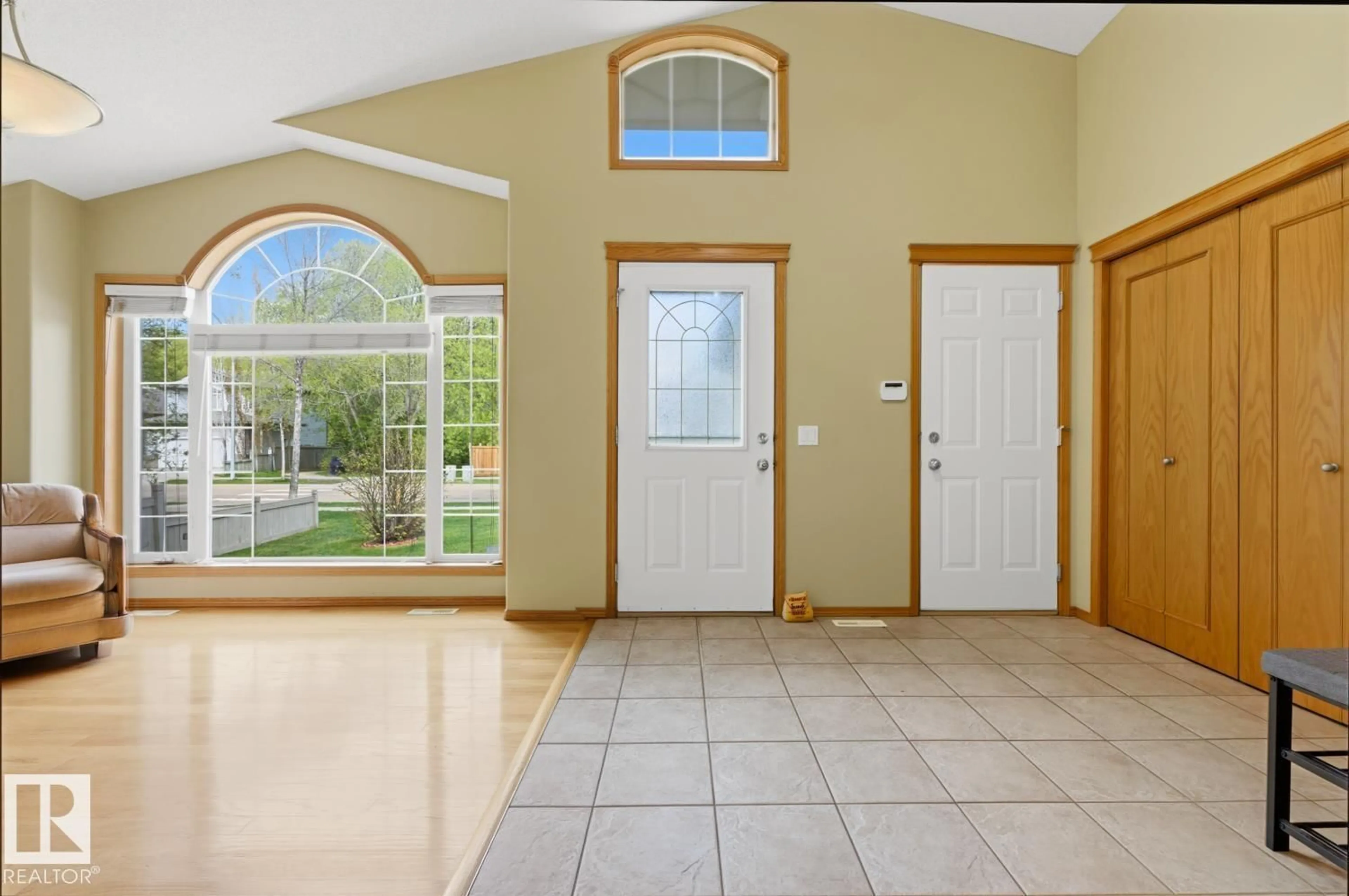 Indoor entryway for 70 EASTCOTT DR, St. Albert Alberta T8N7B2
