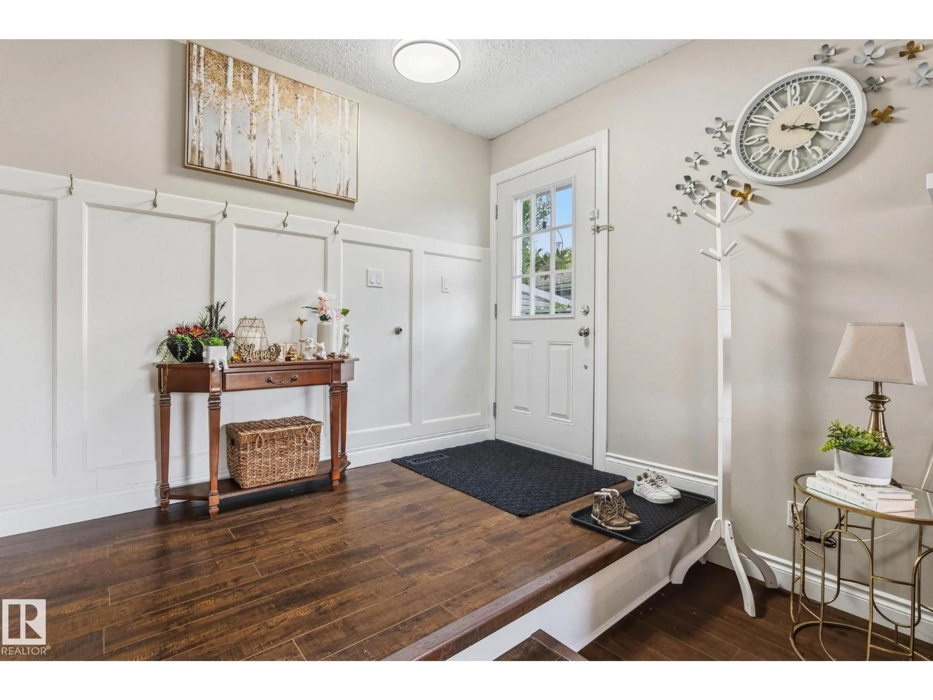 Indoor entryway for 15232 120 NW, Edmonton Alberta T5X1N9