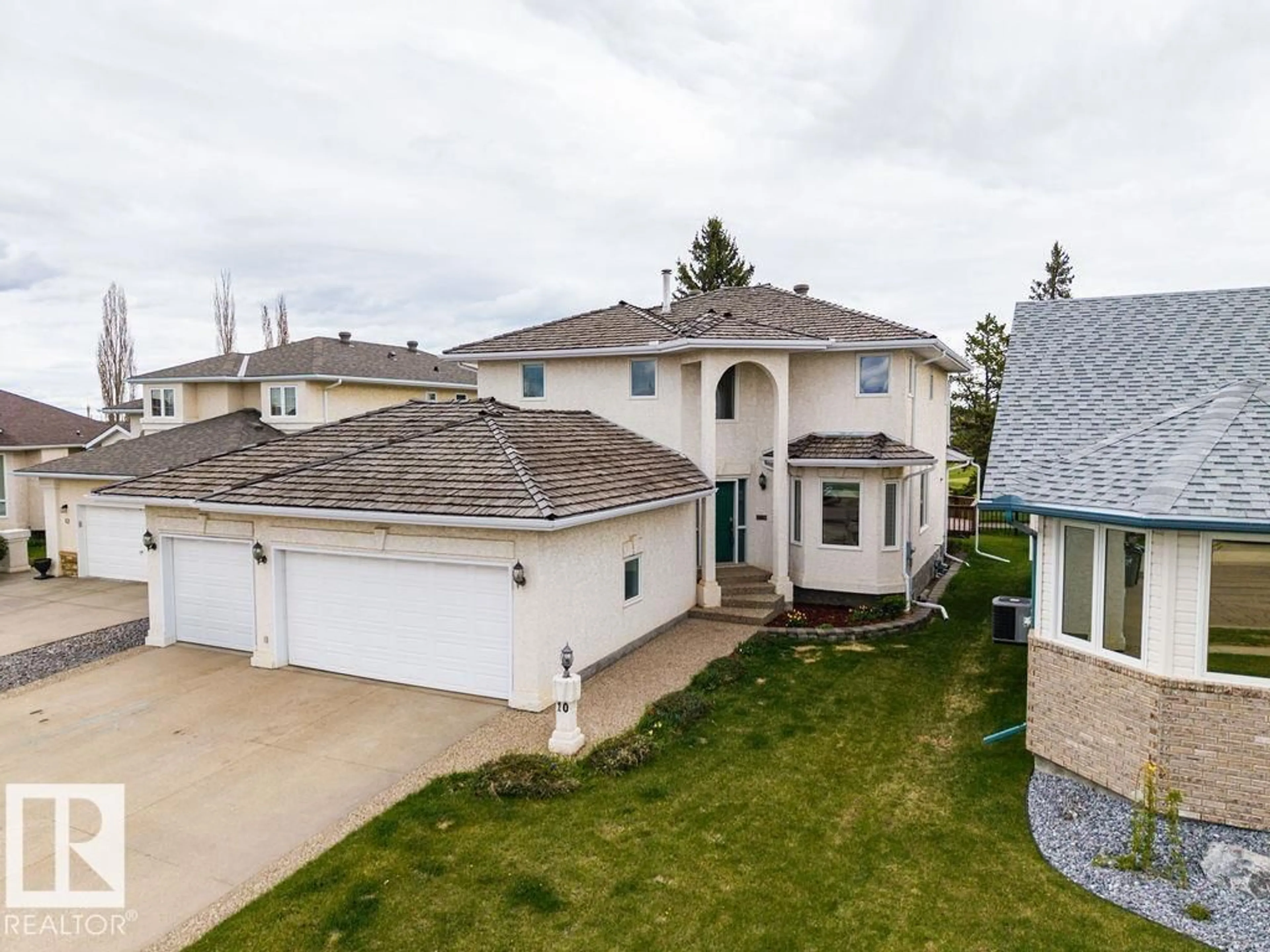 A pic from outside/outdoor area/front of a property/back of a property/a pic from drone, street for 10 COLONIALE, Beaumont Alberta T4X1L3