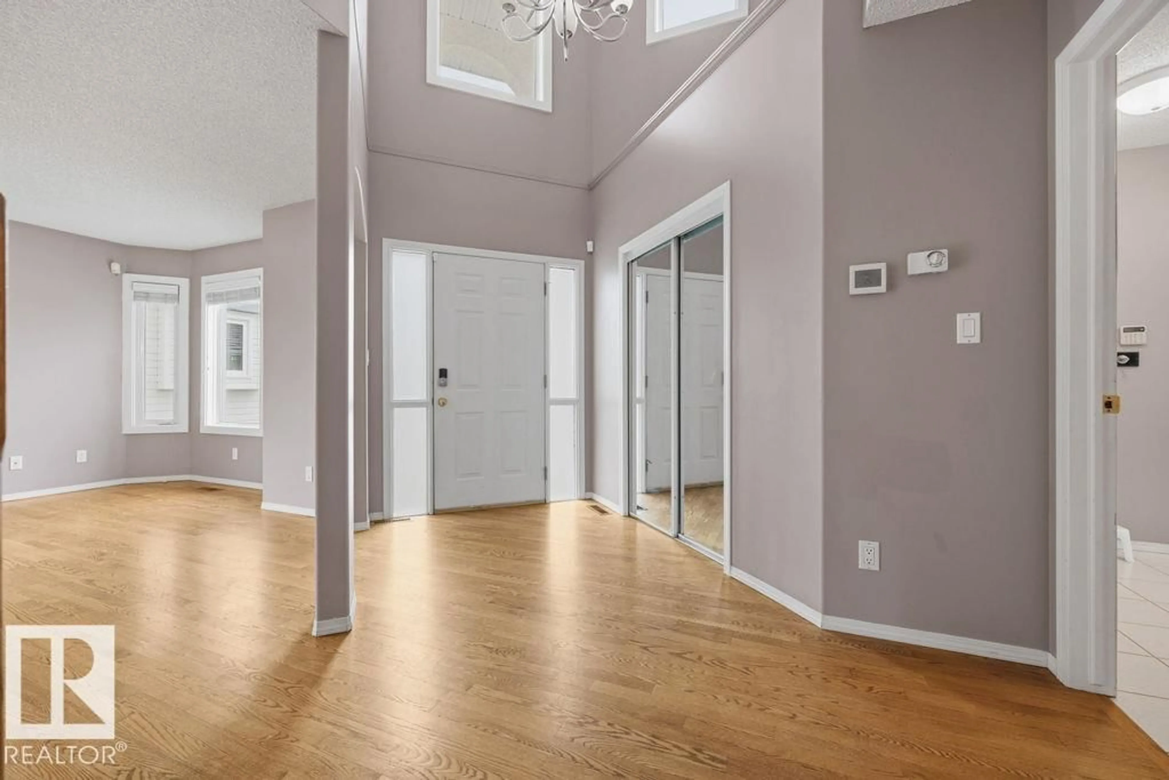 Indoor foyer for 10 COLONIALE, Beaumont Alberta T4X1L3