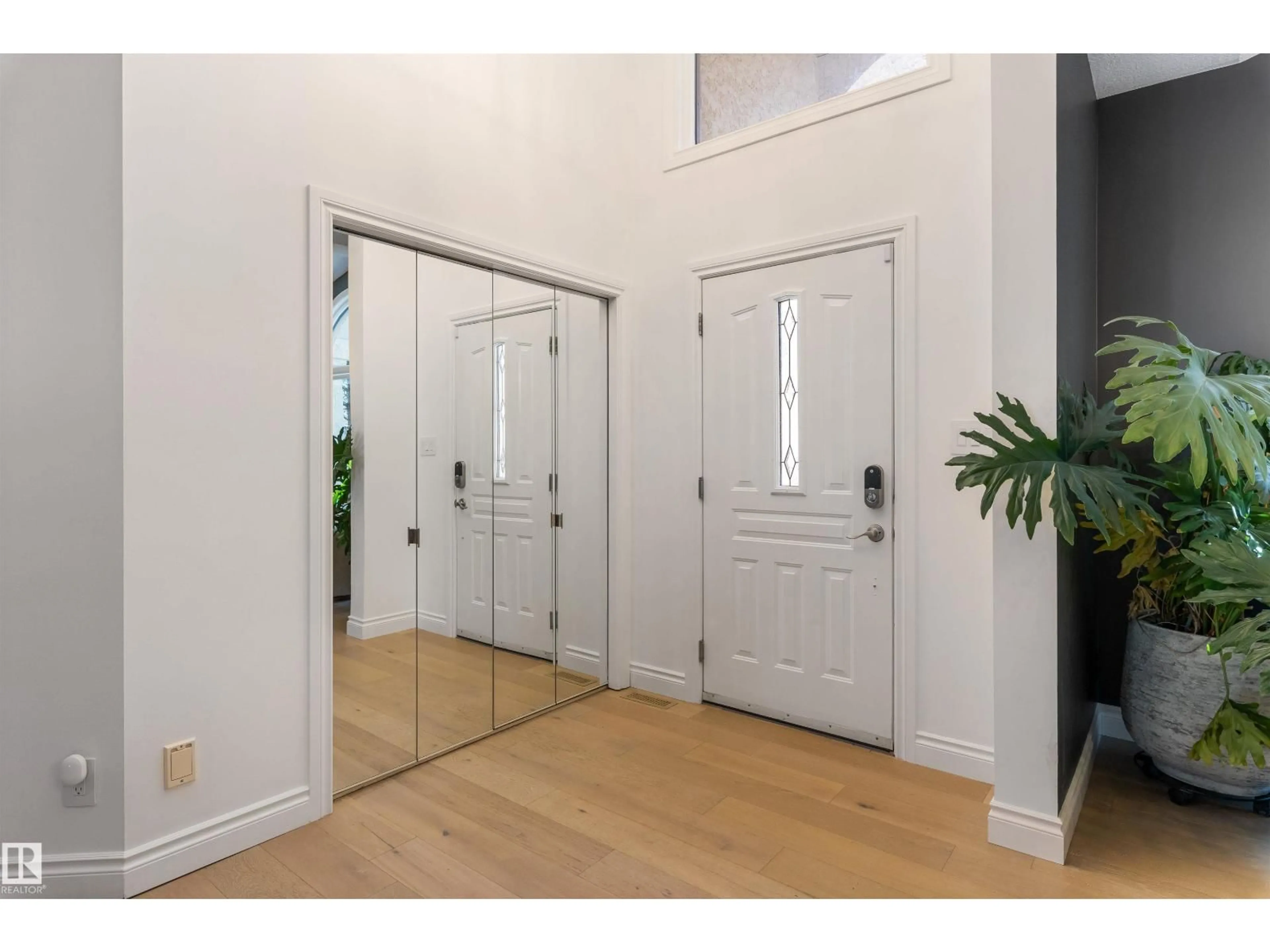 Indoor entryway for 11412 12 AV, Edmonton Alberta T6J6W8