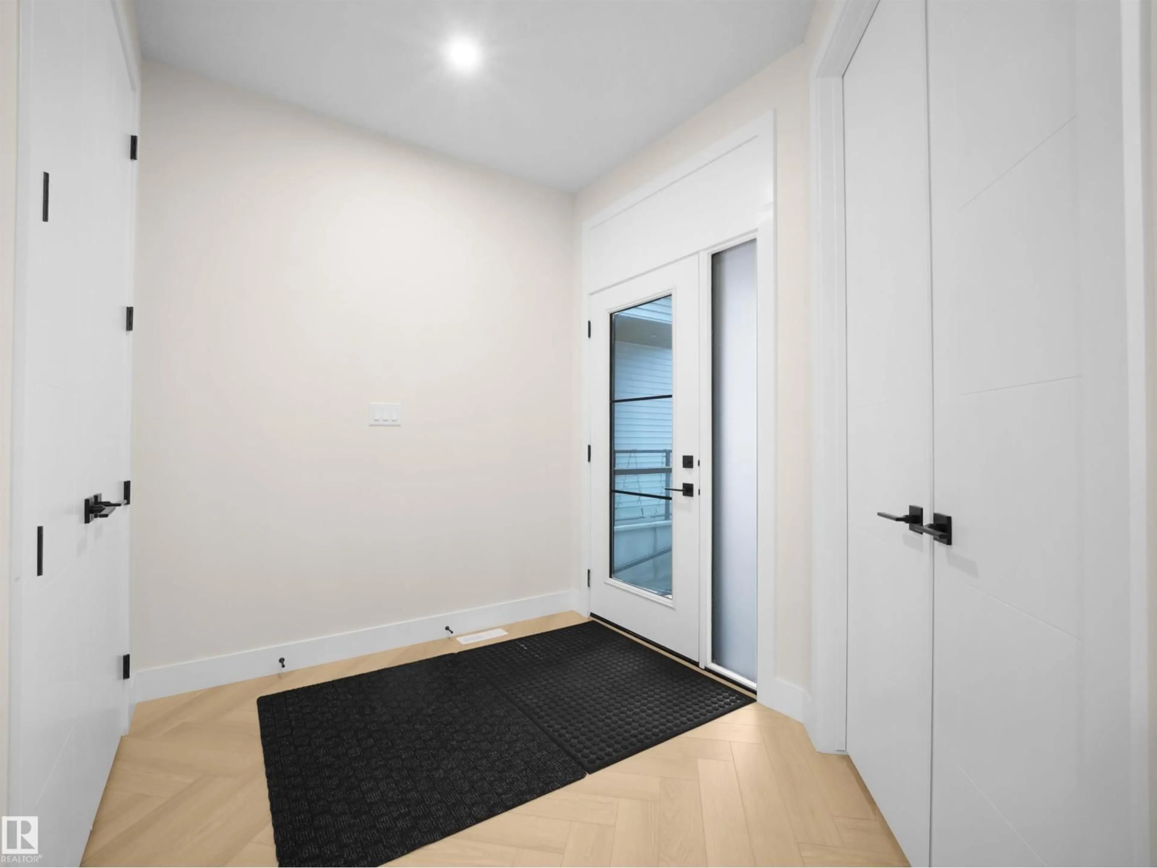 Indoor foyer for SW - 7214 KIVIAQ LI, Edmonton Alberta T6W5R3