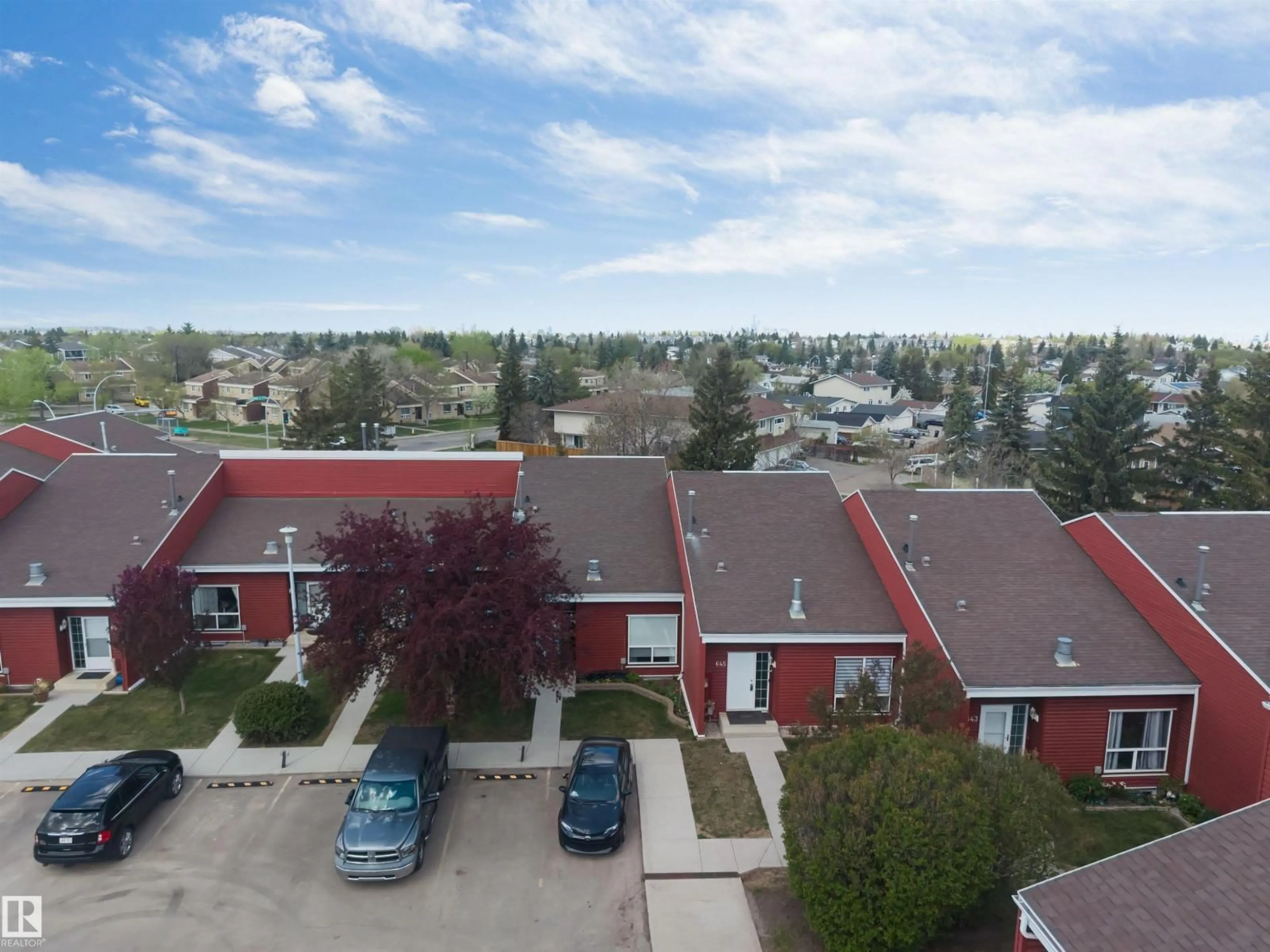 A pic from outside/outdoor area/front of a property/back of a property/a pic from drone, street for 645 MILLBOURNE RD, Edmonton Alberta T6K3N3
