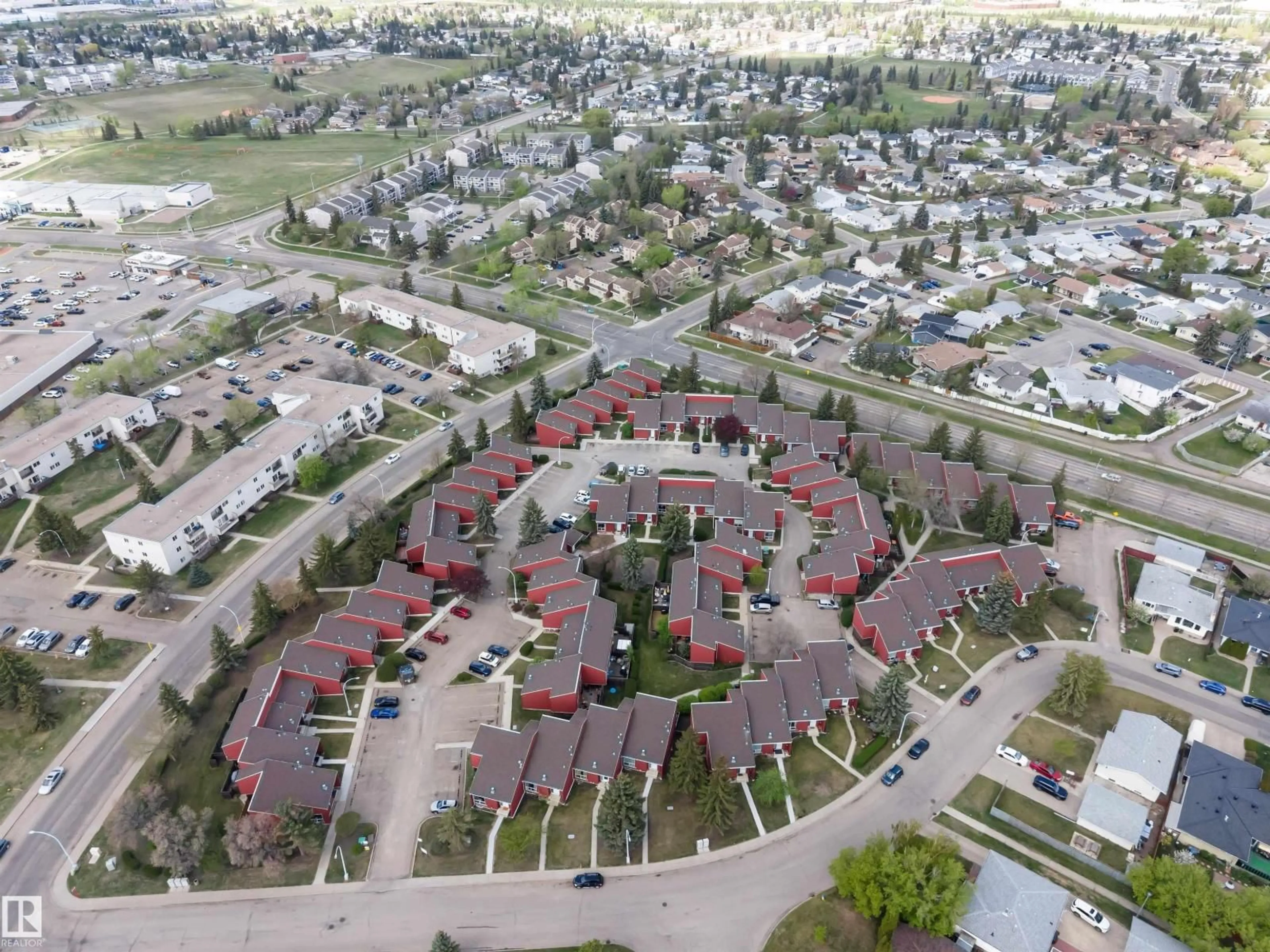 A pic from outside/outdoor area/front of a property/back of a property/a pic from drone, street for 645 MILLBOURNE RD, Edmonton Alberta T6K3N3