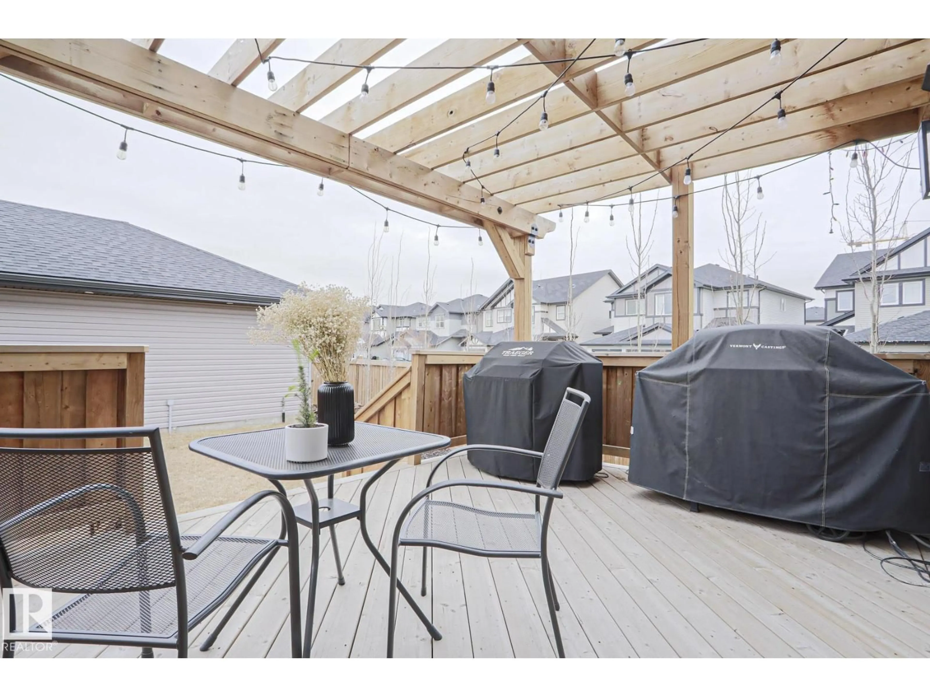 Patio, street for 661 LEWIS GREENS DR, Edmonton Alberta T5T7G3