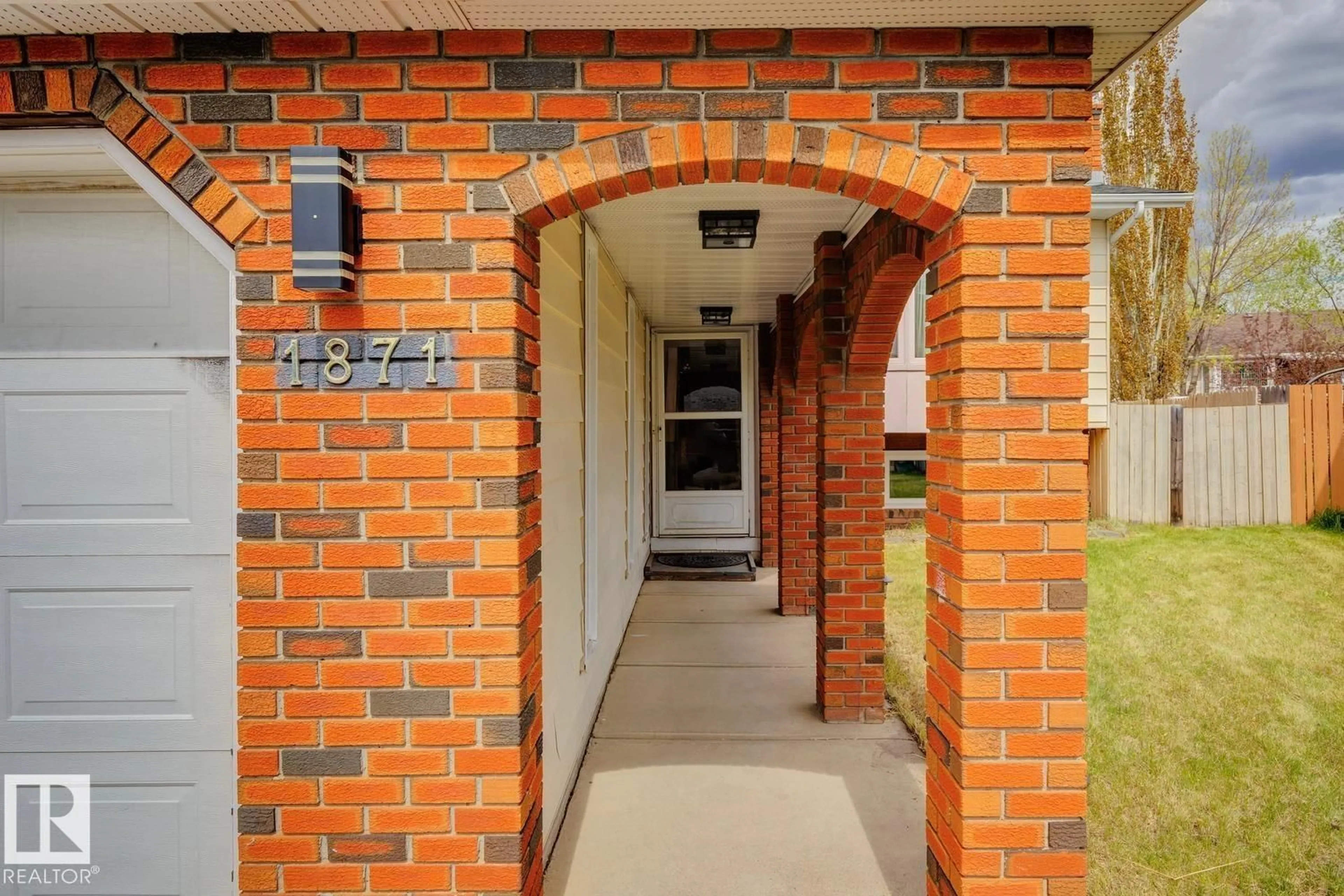 Indoor foyer for 1871 45 ST, Edmonton Alberta T6L2S6