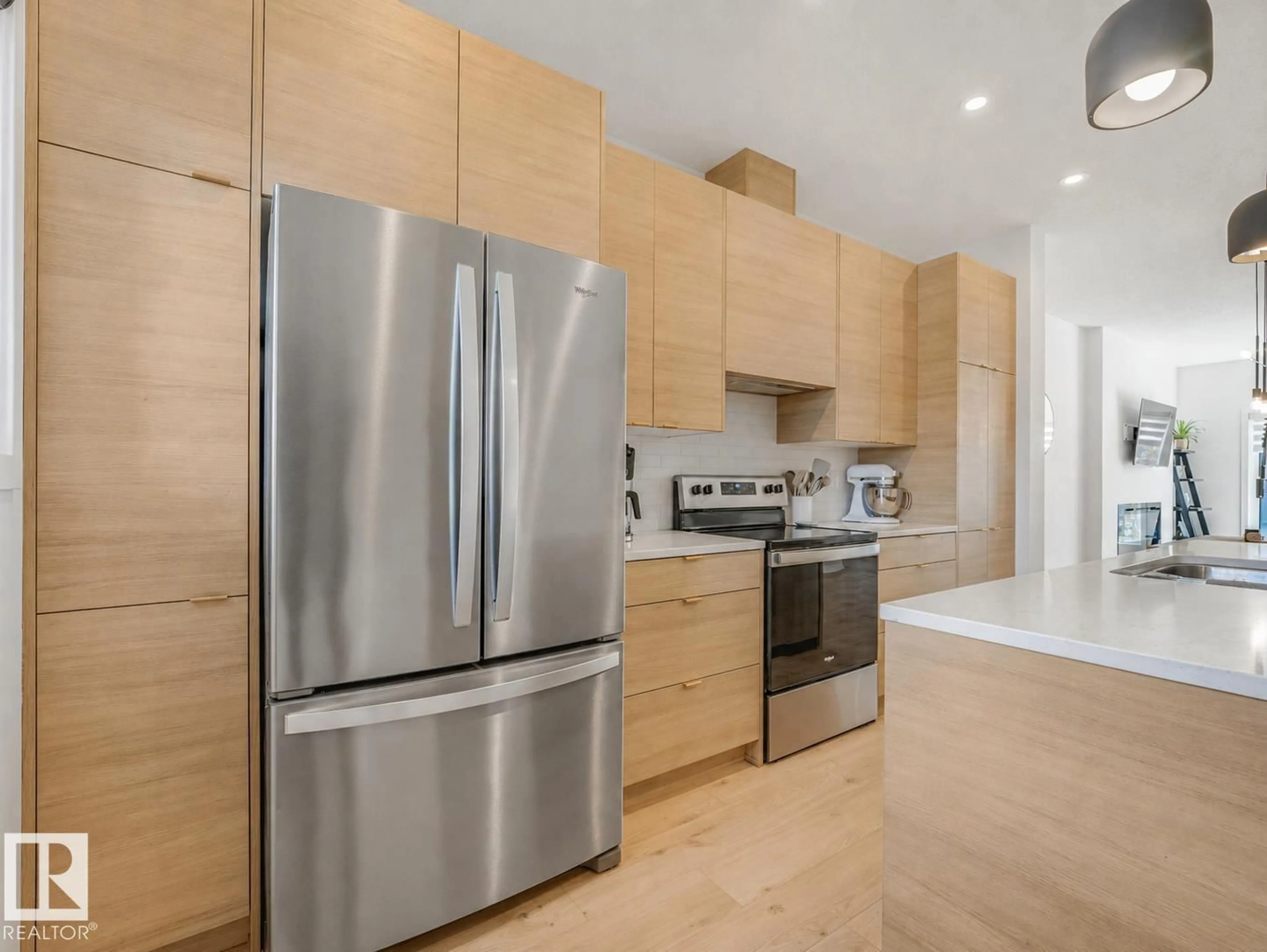 Contemporary kitchen, wood/laminate floor for 32 BRUNSWYCK CR, Spruce Grove Alberta T7X0Y9