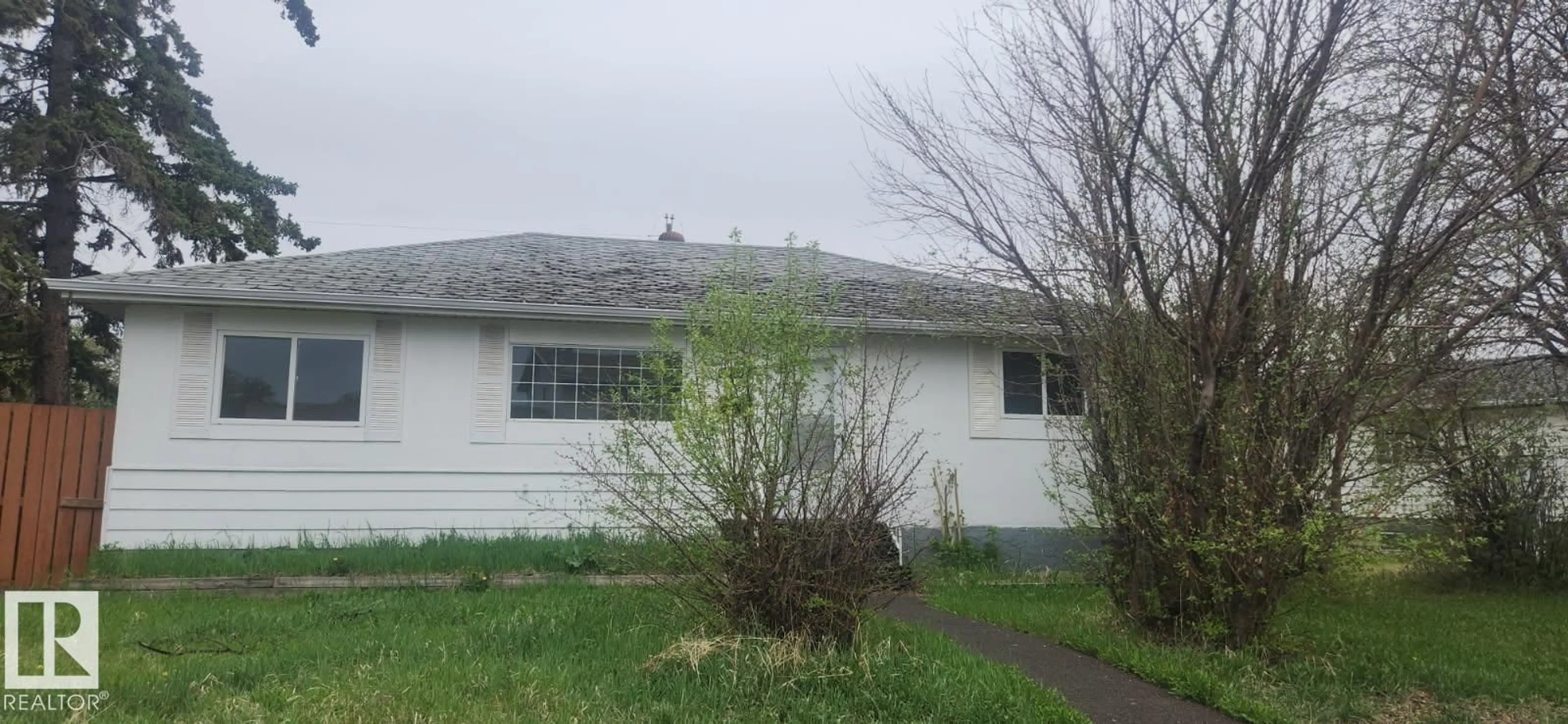 Shed for 13904 135 AV NW, Edmonton Alberta T5L3Y8