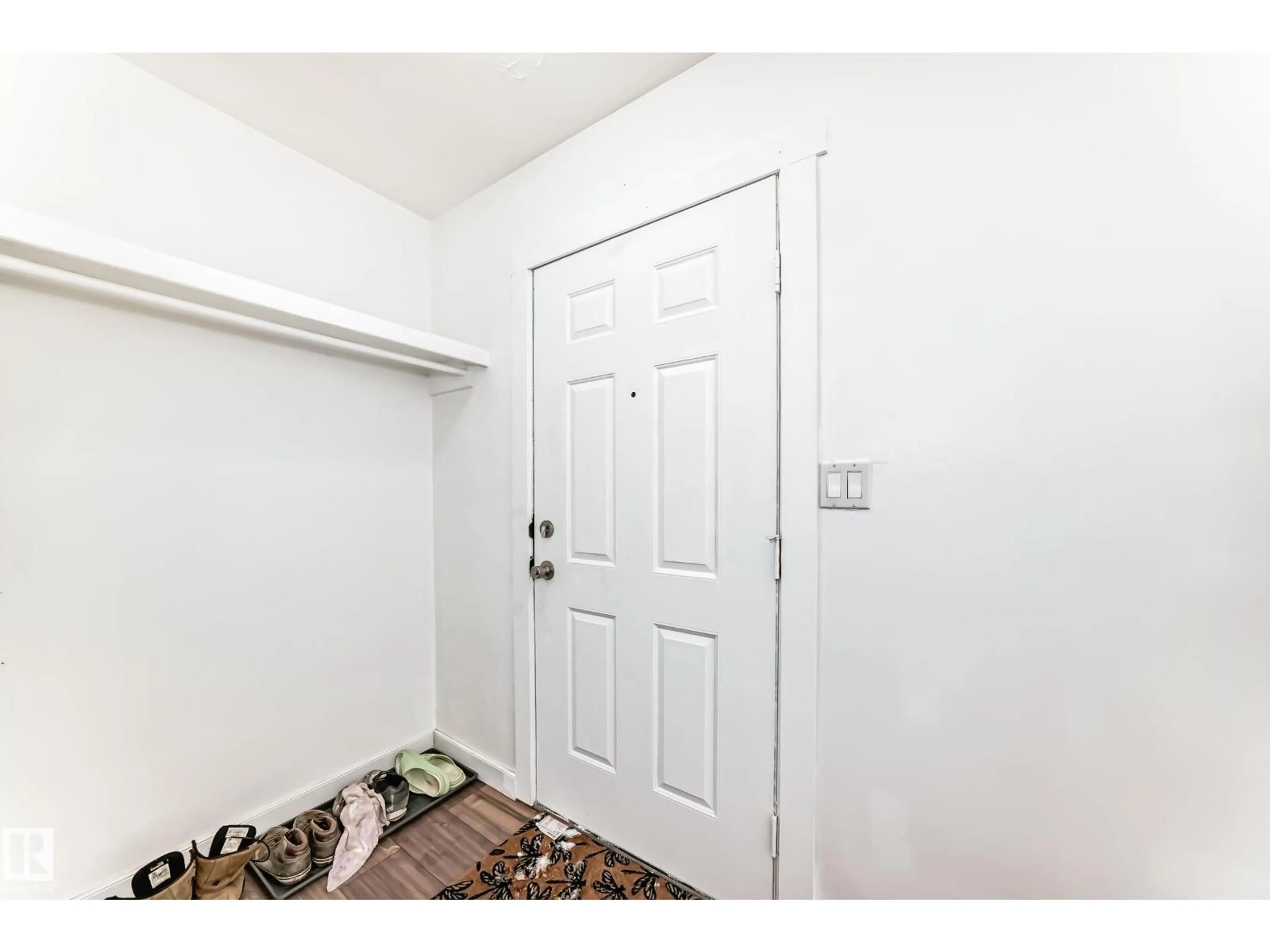 Indoor entryway for 13904 135 AV NW, Edmonton Alberta T5L3Y8