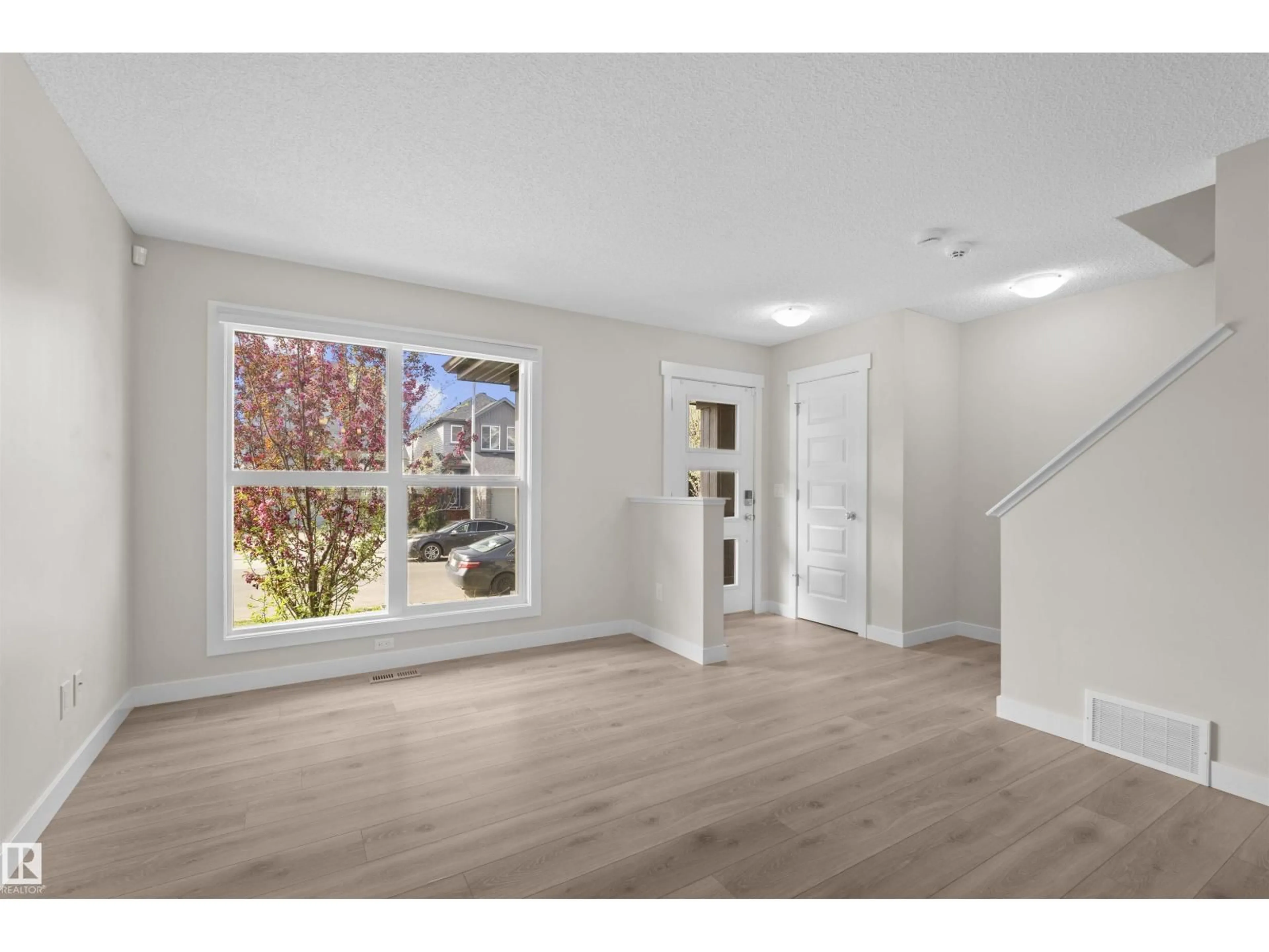 Indoor entryway for 22546 96 AV, Edmonton Alberta T5T7K4
