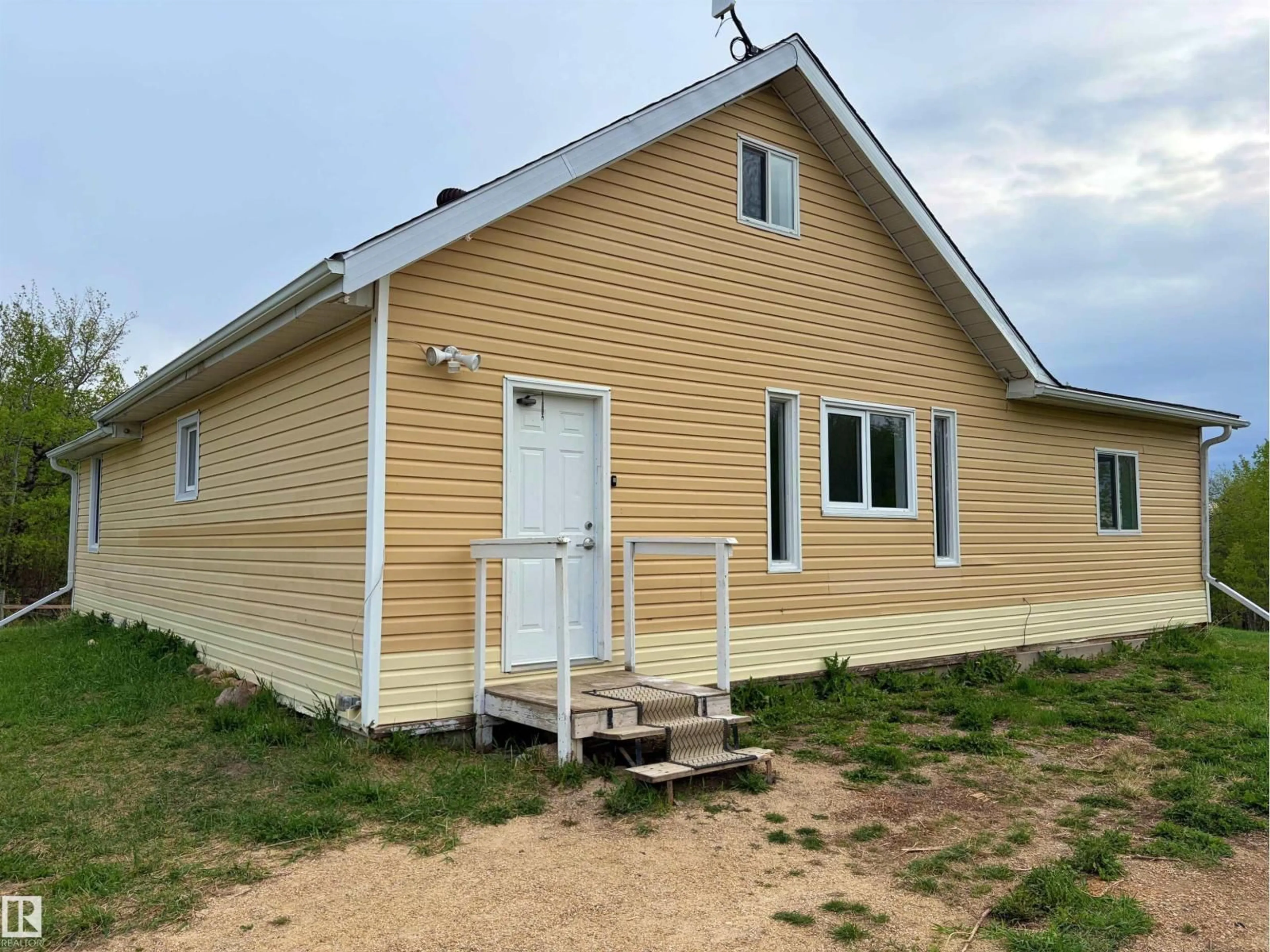 Home with vinyl exterior material, building for 60016 RR 41, Rural Barrhead County Alberta T7N1N3