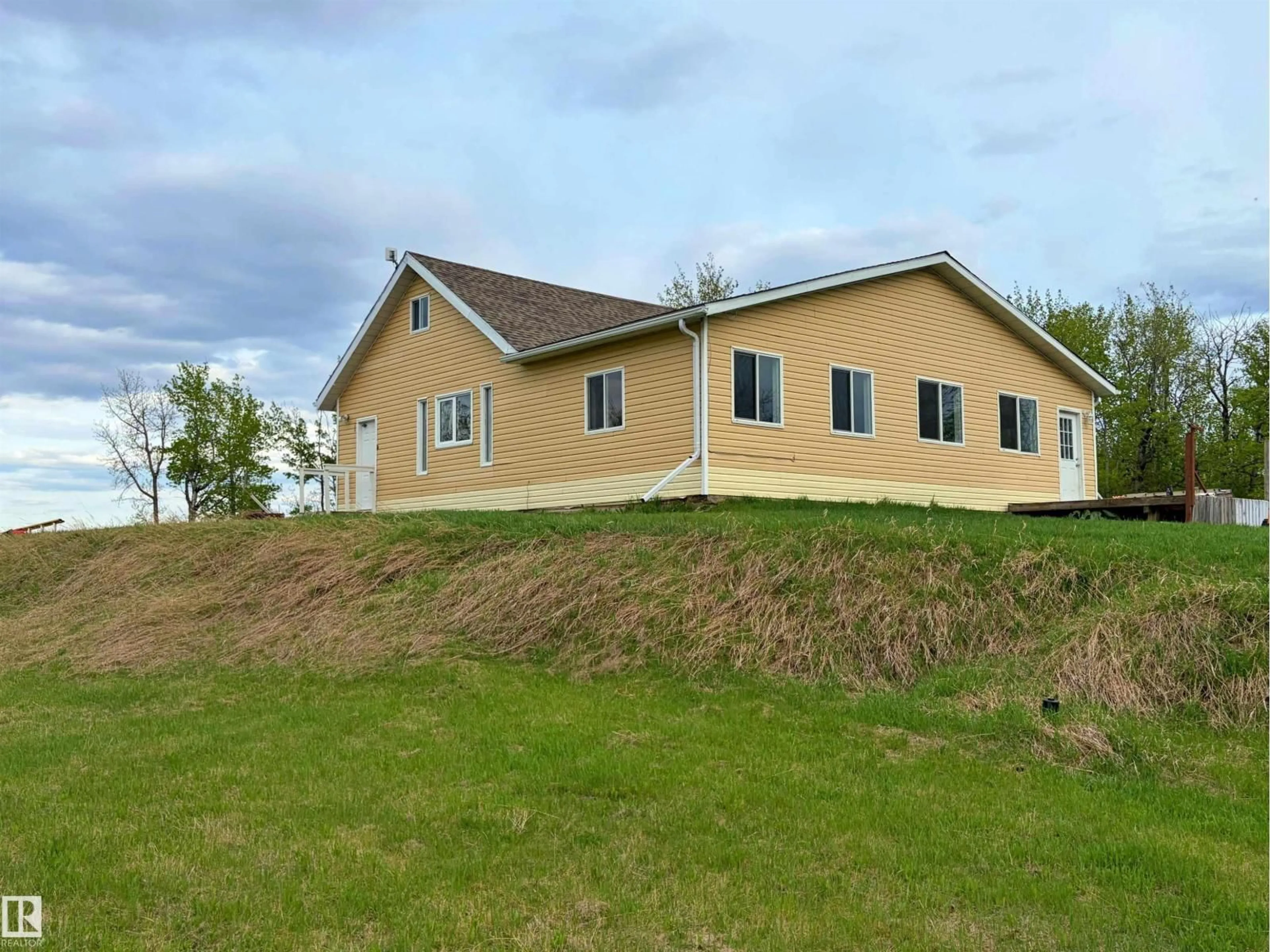 Home with vinyl exterior material, building for 60016 RR 41, Rural Barrhead County Alberta T7N1N3