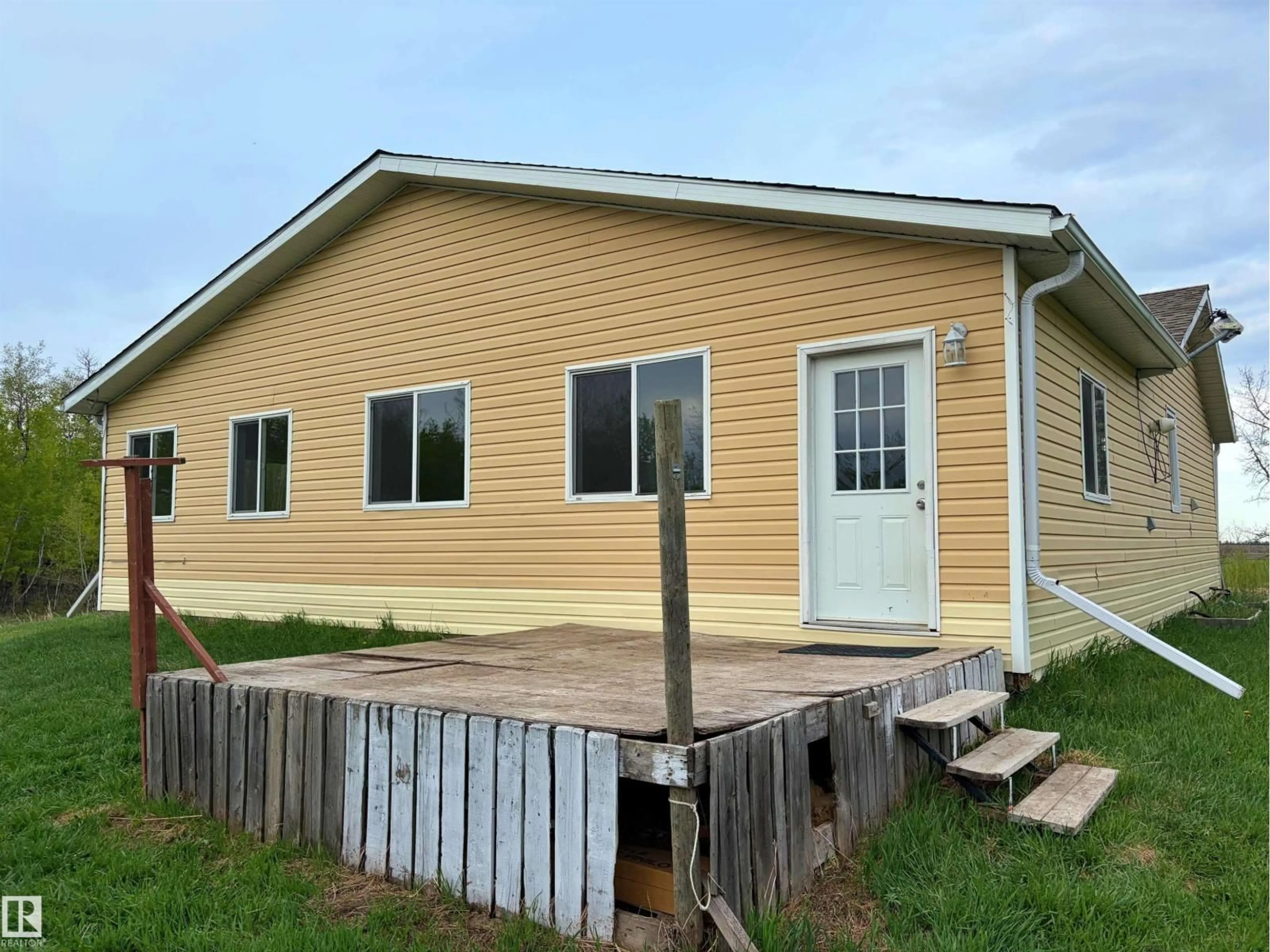 Home with vinyl exterior material, building for 60016 RR 41, Rural Barrhead County Alberta T7N1N3