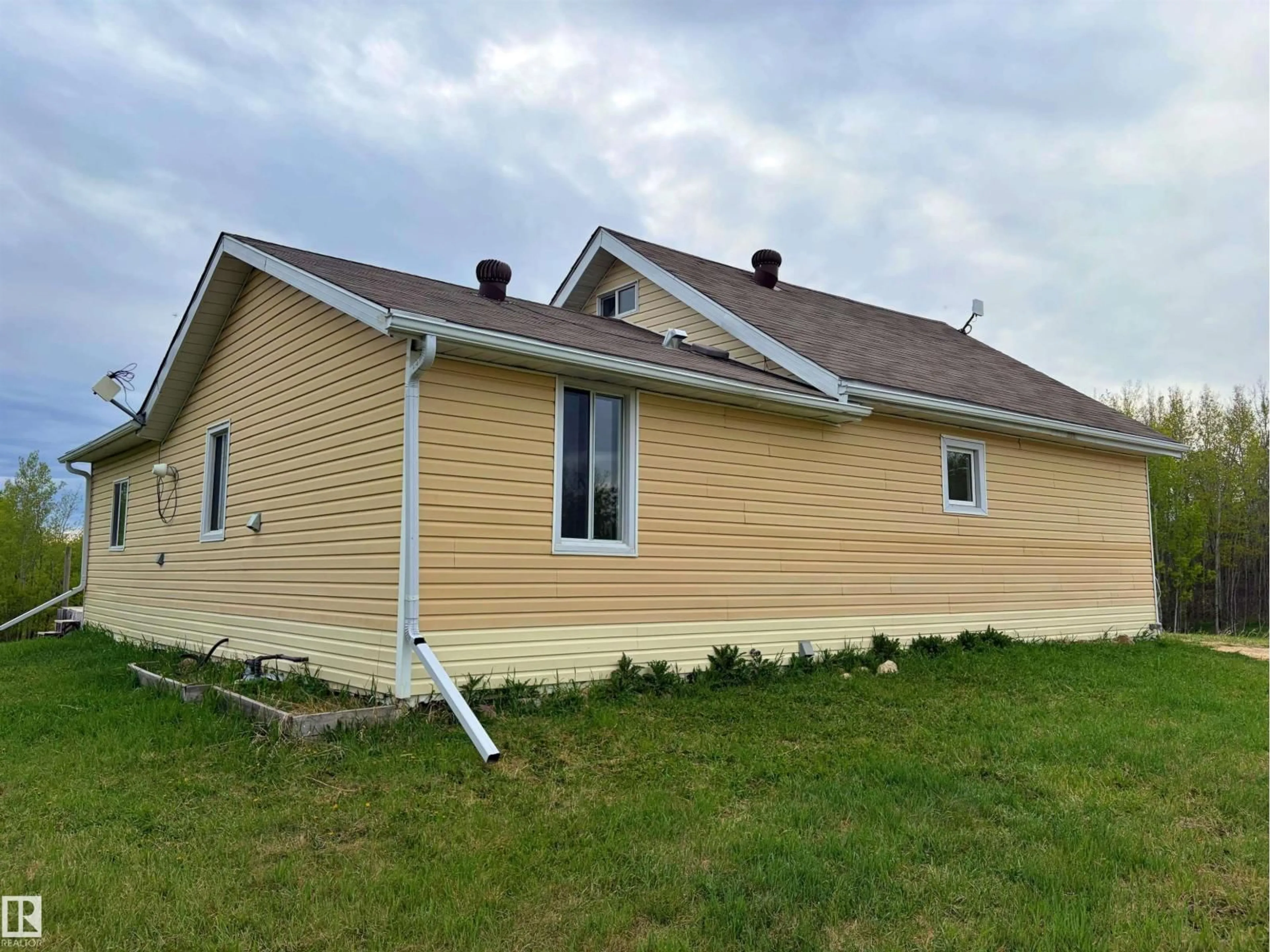 Home with vinyl exterior material, building for 60016 RR 41, Rural Barrhead County Alberta T7N1N3