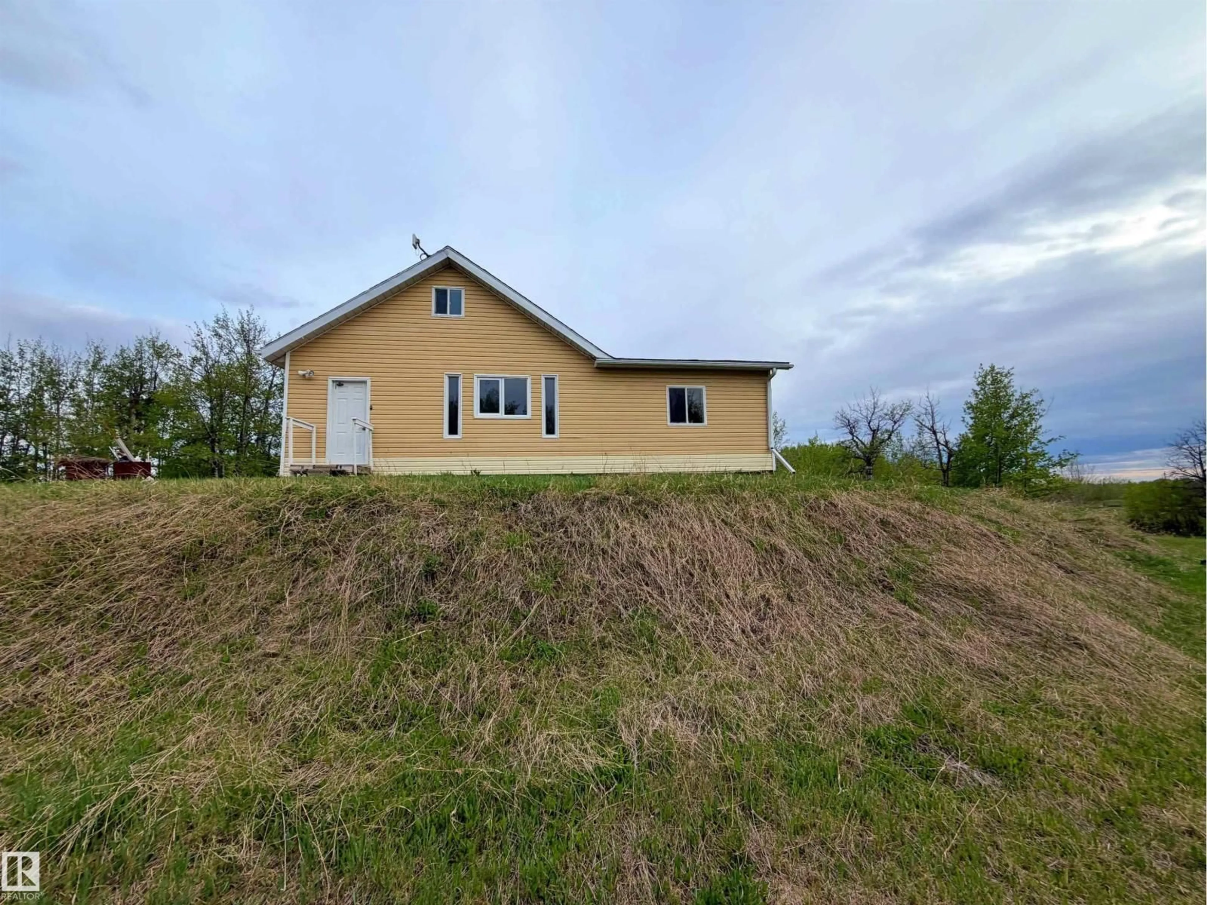 A pic from outside/outdoor area/front of a property/back of a property/a pic from drone, building for 60016 RR 41, Rural Barrhead County Alberta T7N1N3