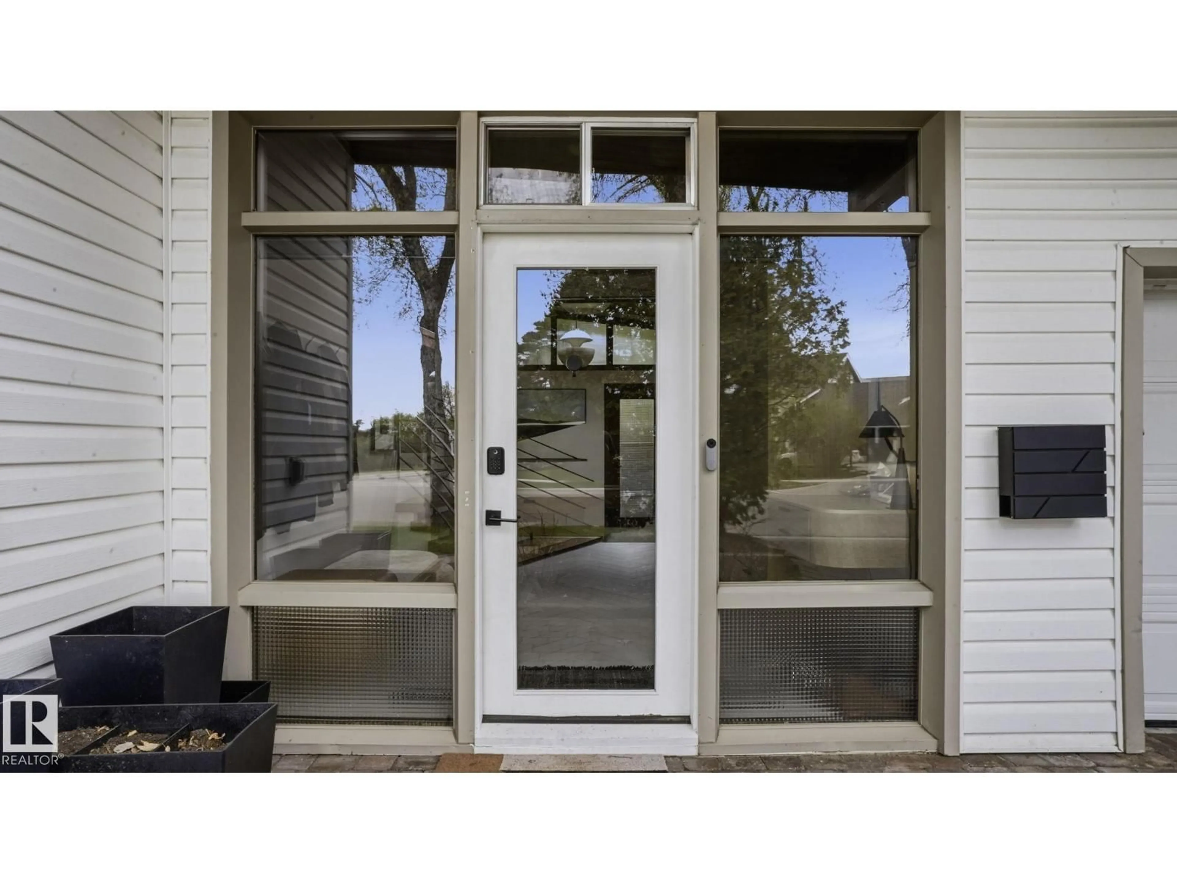 Indoor entryway for 6412 ADA BV, Edmonton Alberta T5W4P2
