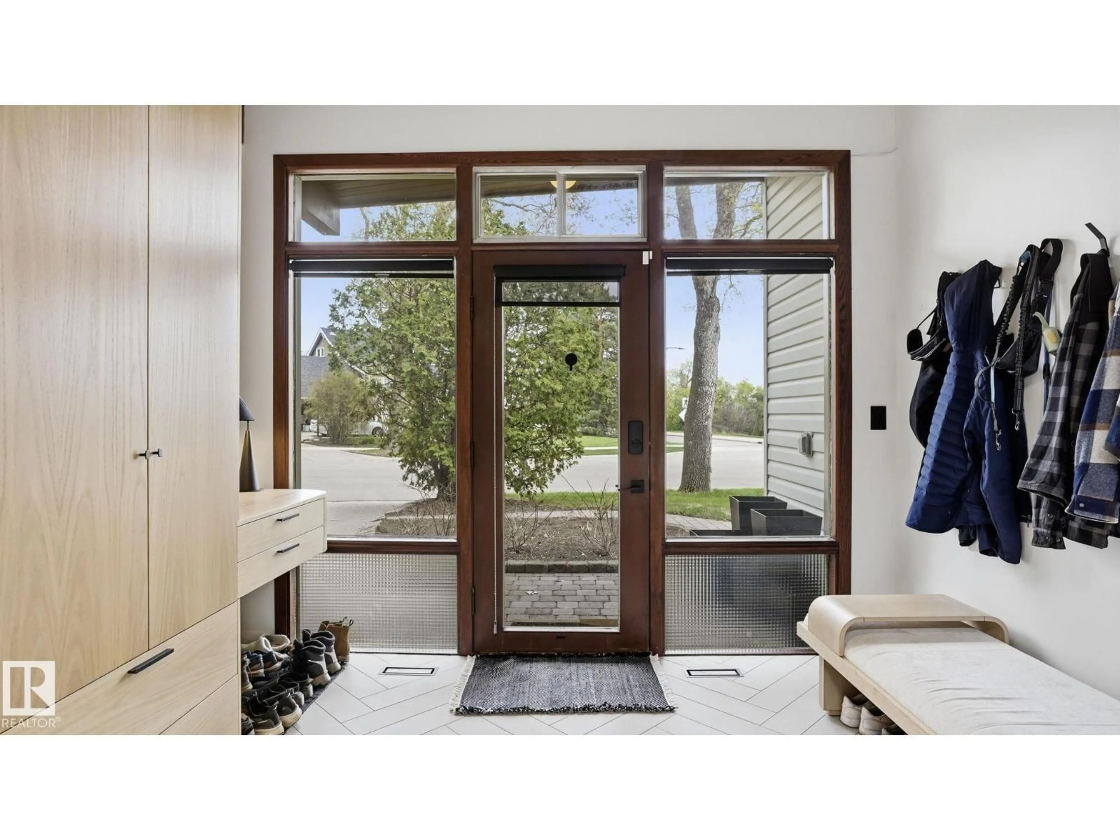 Indoor entryway for 6412 ADA BV, Edmonton Alberta T5W4P2