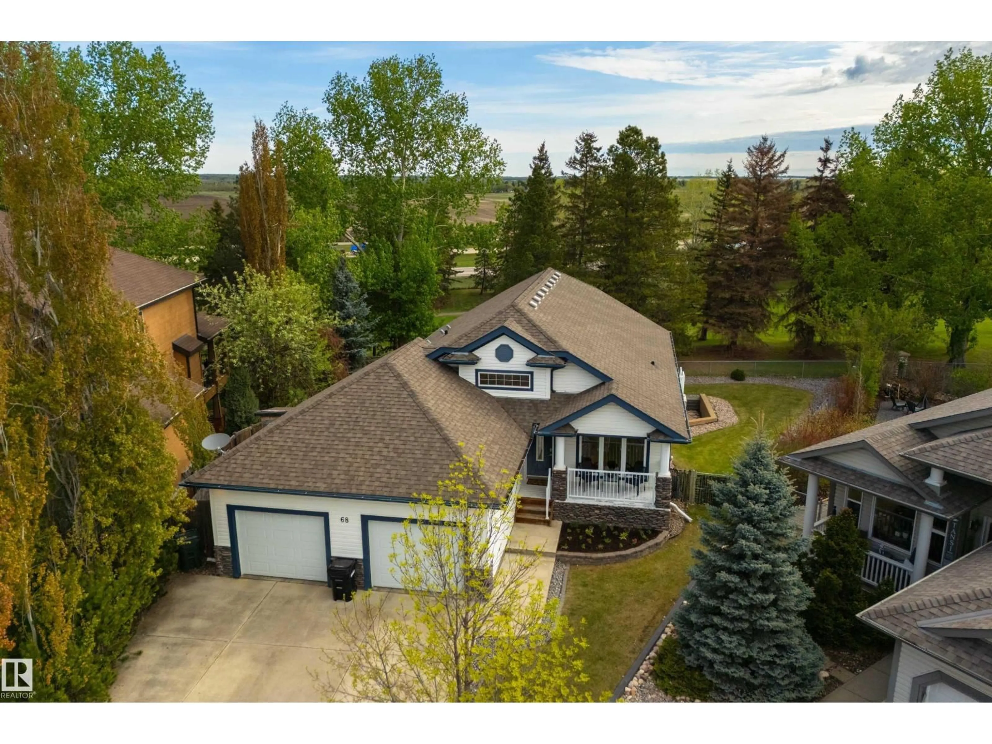 A pic from outside/outdoor area/front of a property/back of a property/a pic from drone, water/lake/river/ocean view for 68 LINKSVIEW BA, Spruce Grove Alberta T7X4L5