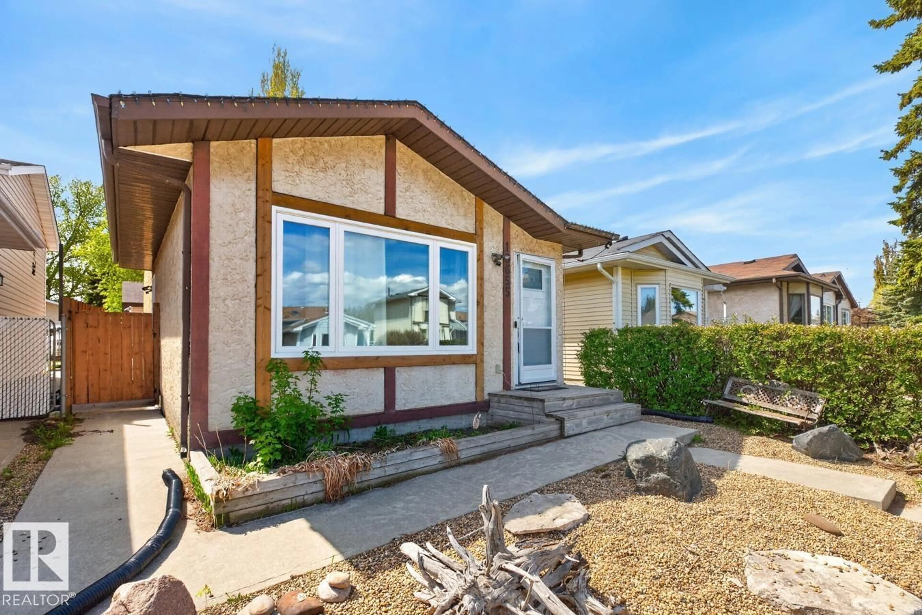 Home with vinyl exterior material, unknown for 18655 61 AV, Edmonton Alberta T6M2B3