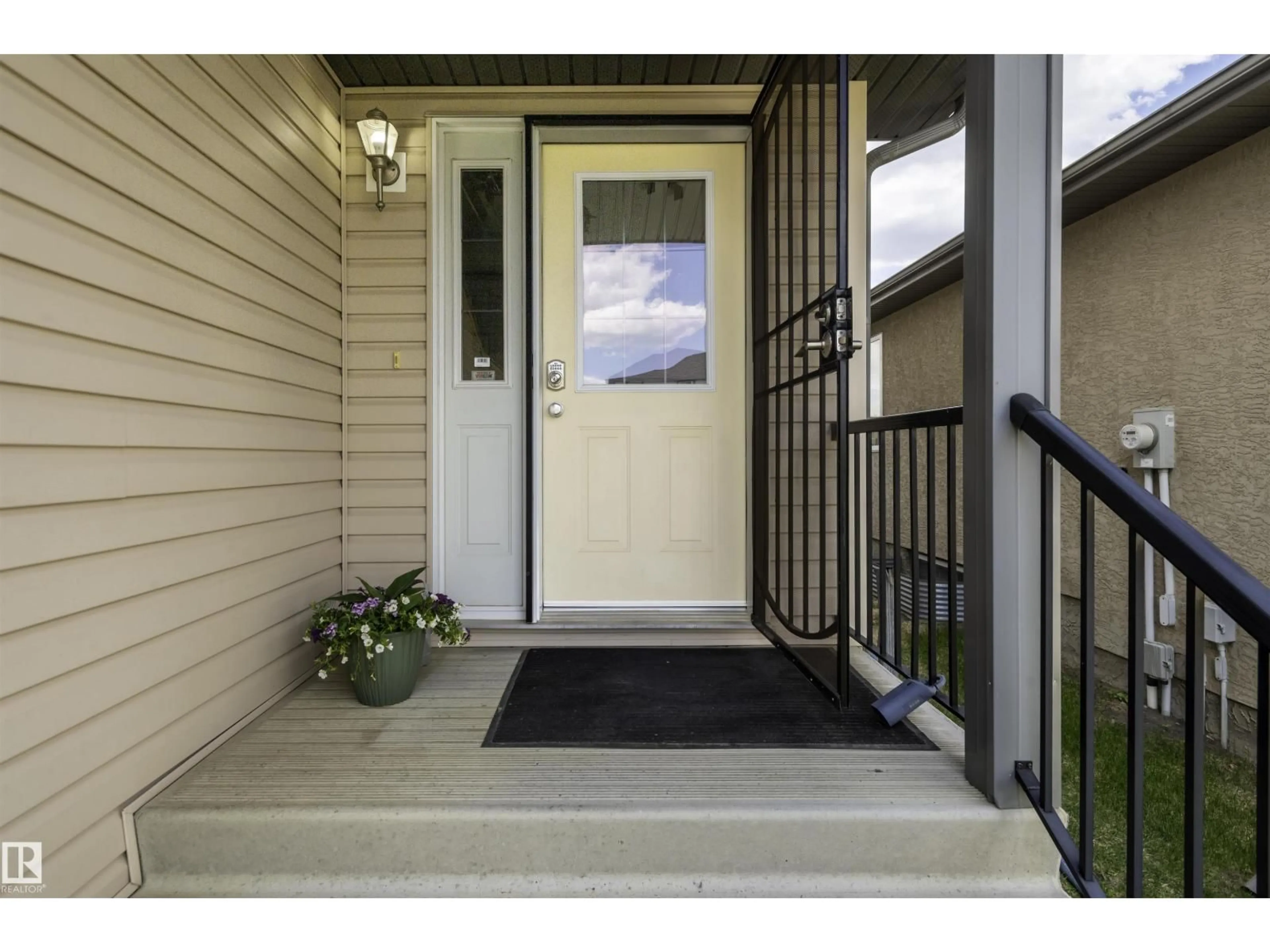 Indoor entryway for 15818 141 ST, Edmonton Alberta T6V1V7