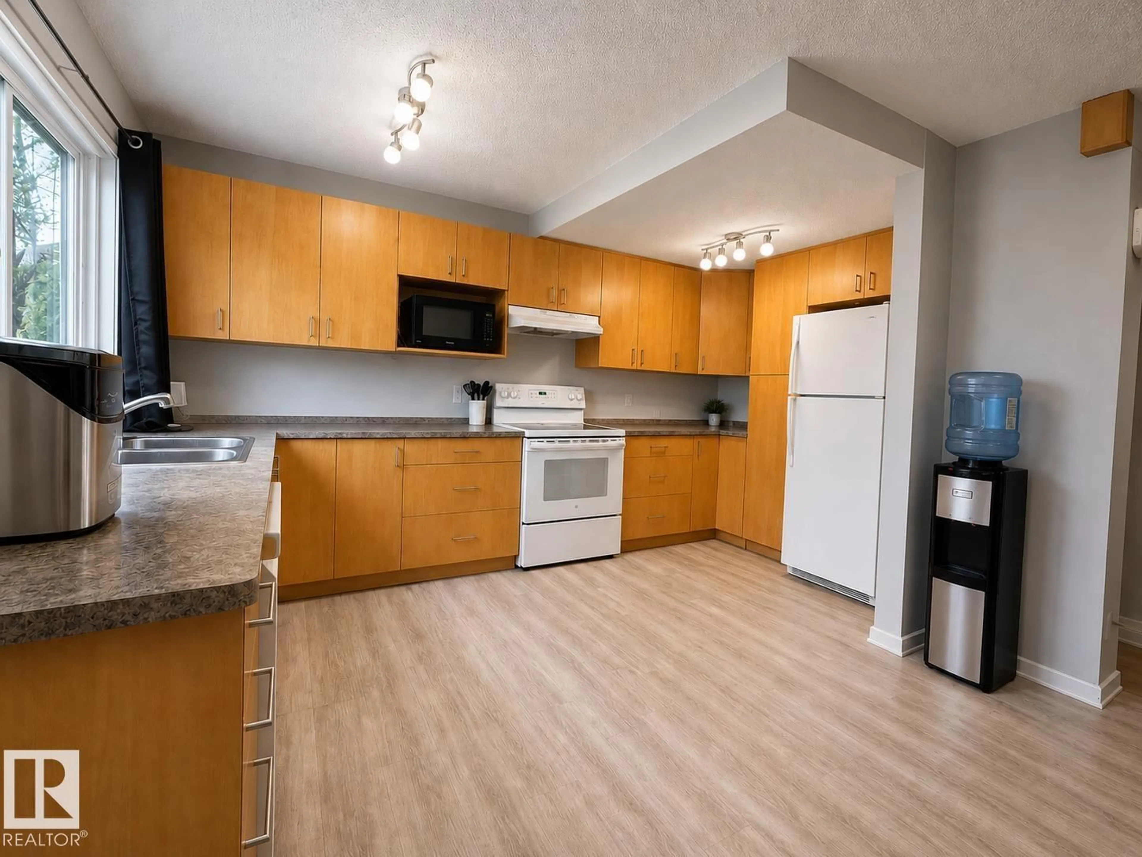 Standard kitchen, wood/laminate floor for 133 WOODSTOCK NW, Edmonton Alberta T5T0H6