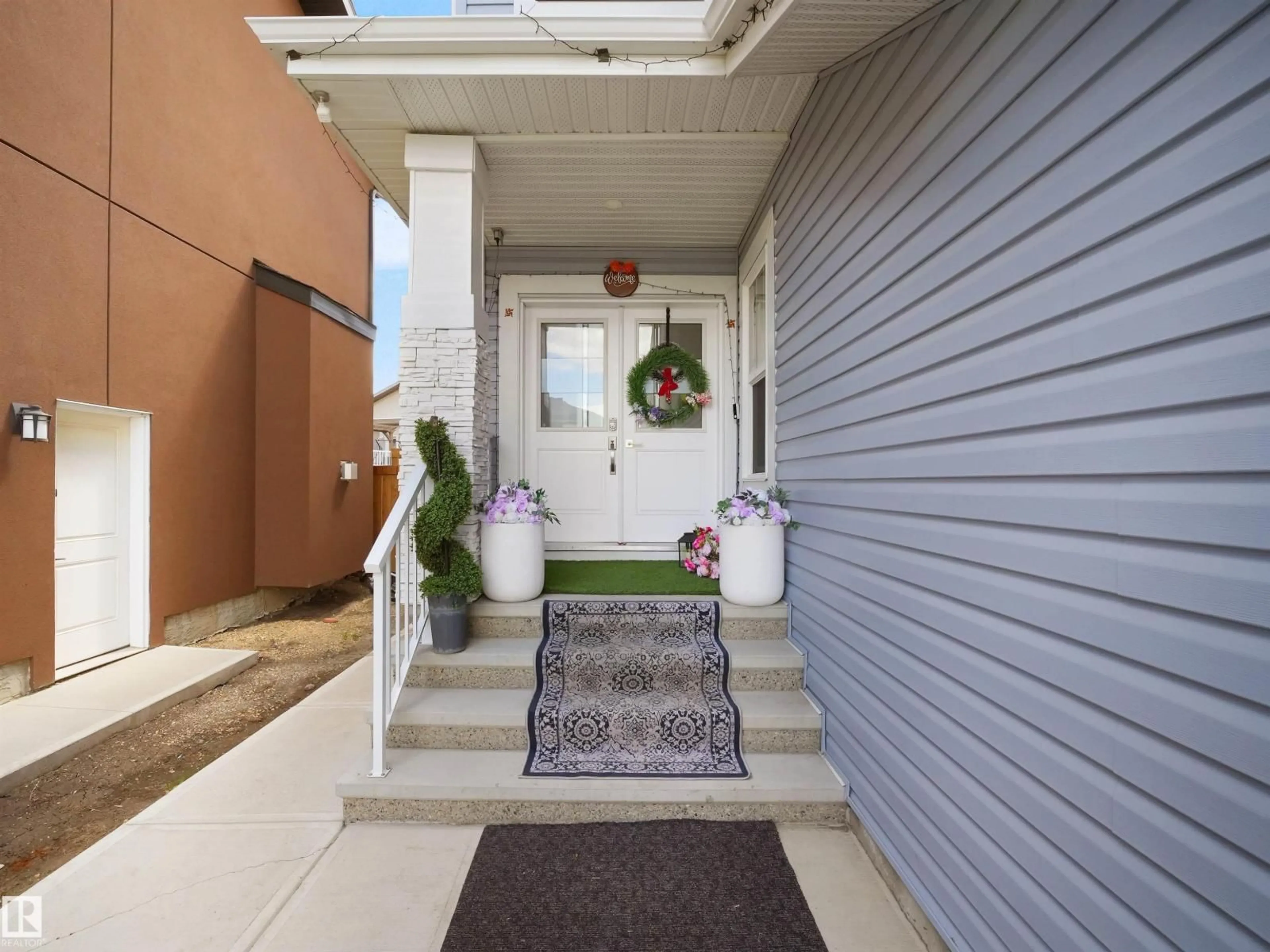 Indoor entryway for 1427 150 AV, Edmonton Alberta T5Y3R5