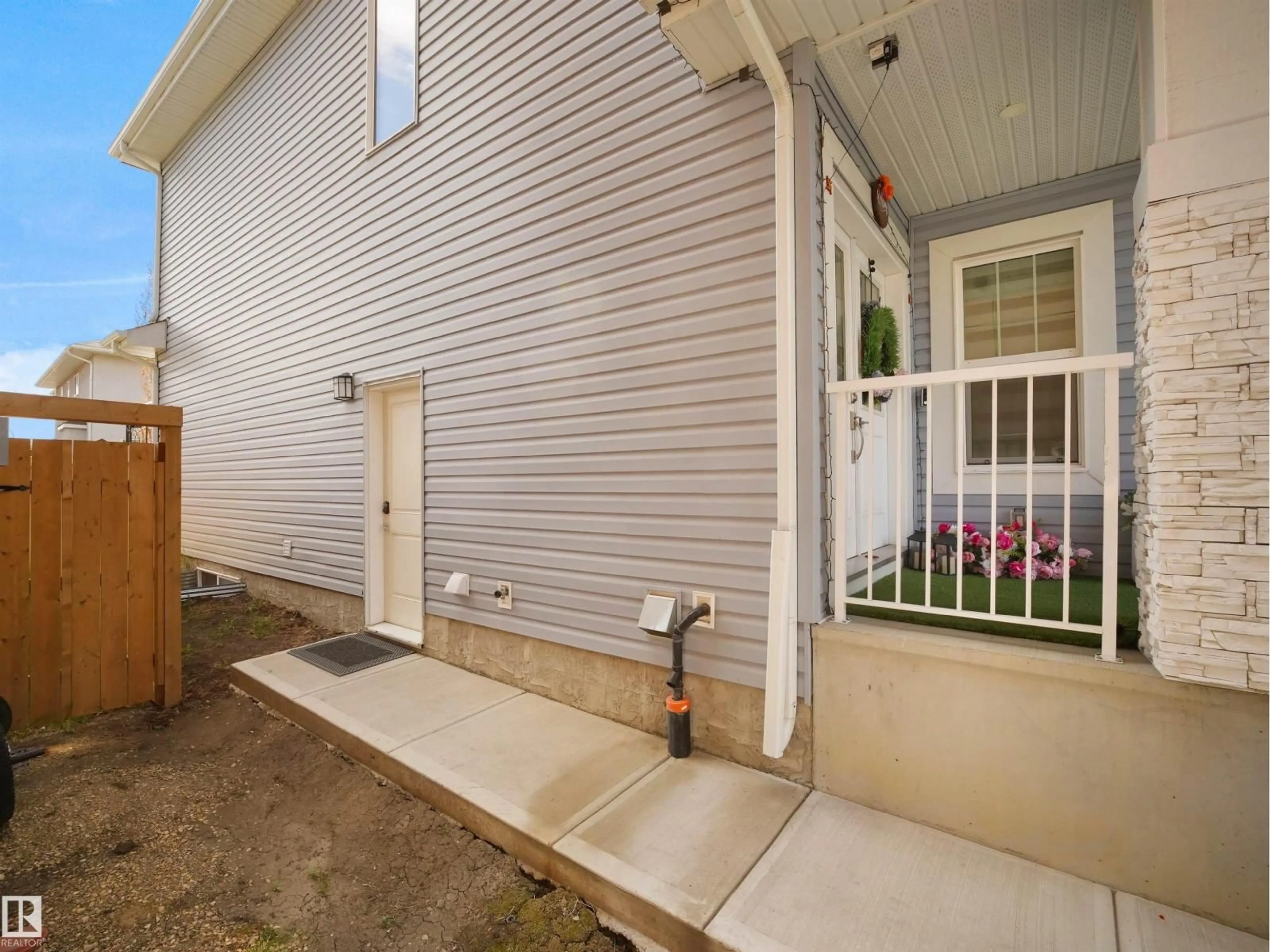 Indoor entryway for 1427 150 AV, Edmonton Alberta T5Y3R5