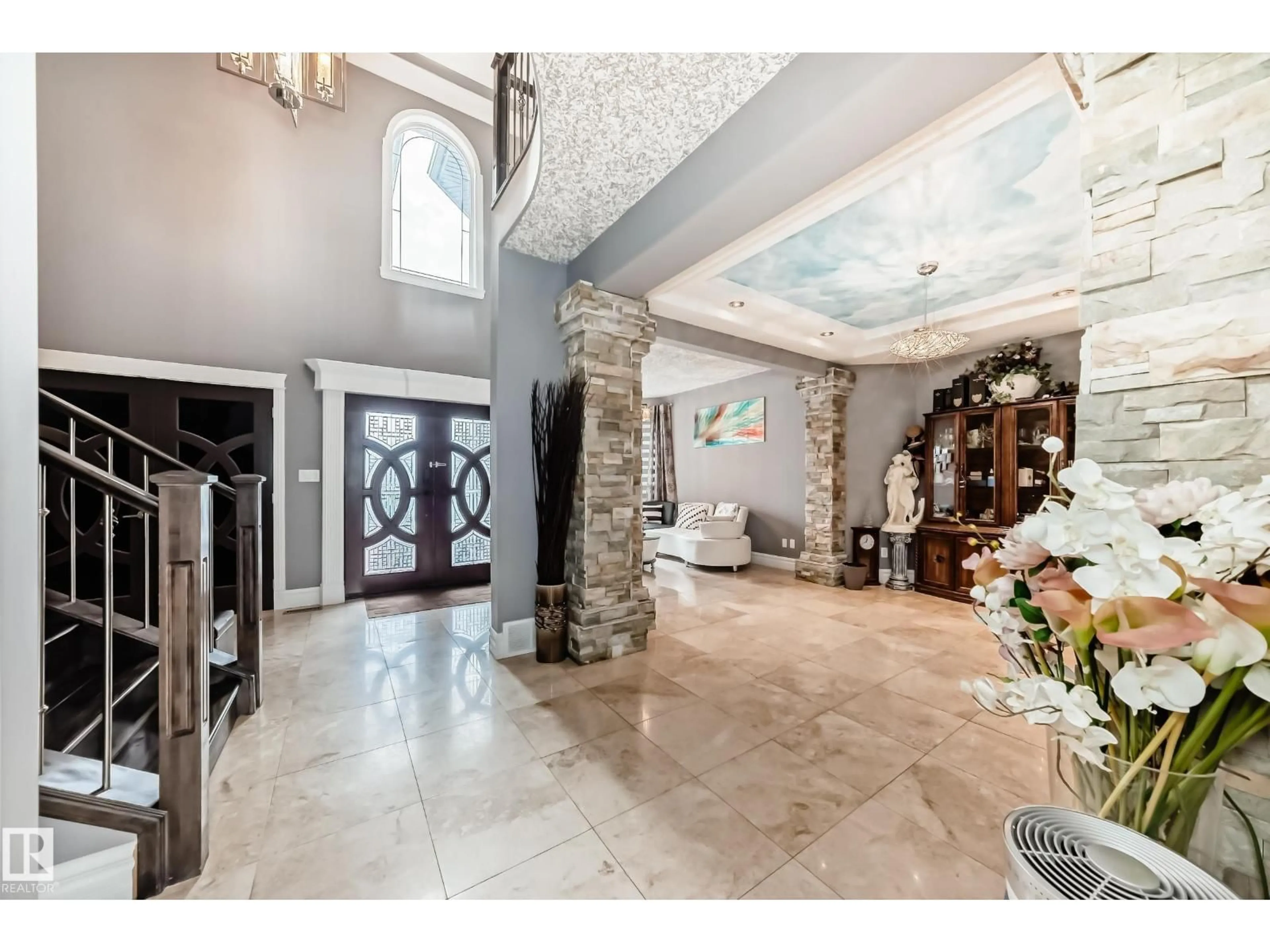 Indoor foyer for 11024 179 AV, Edmonton Alberta T5X6J3