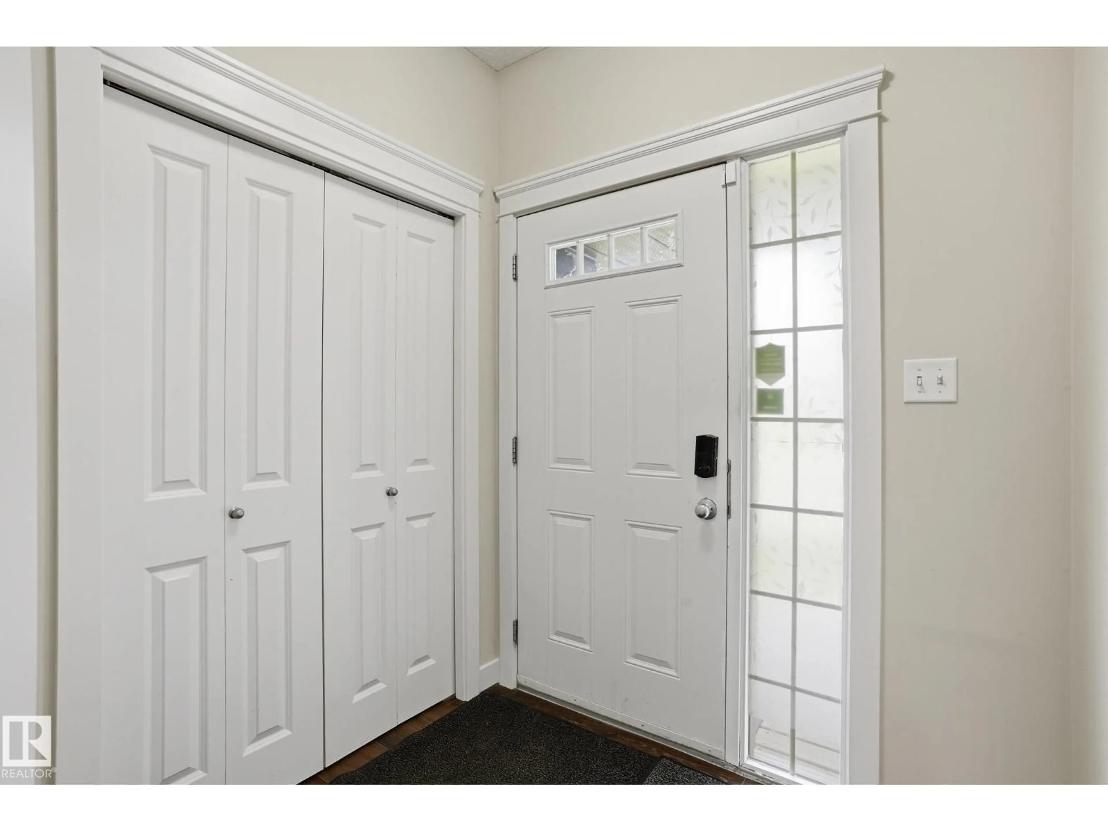 Indoor entryway for 2917 16A AV, Edmonton Alberta T6T0P8