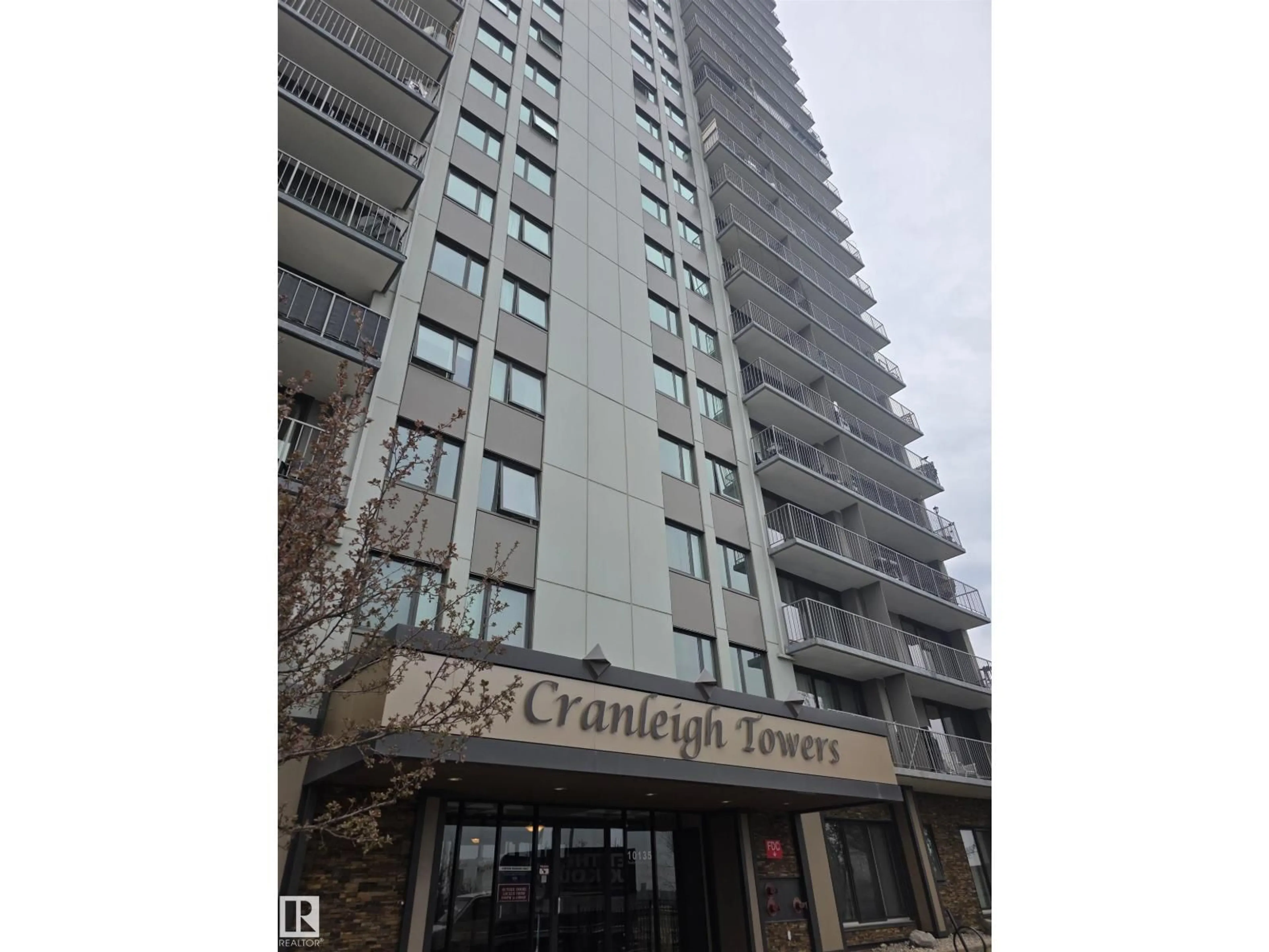 Indoor foyer for 1201 SASKATCHEWAN DR, Edmonton Alberta T6E4Y9