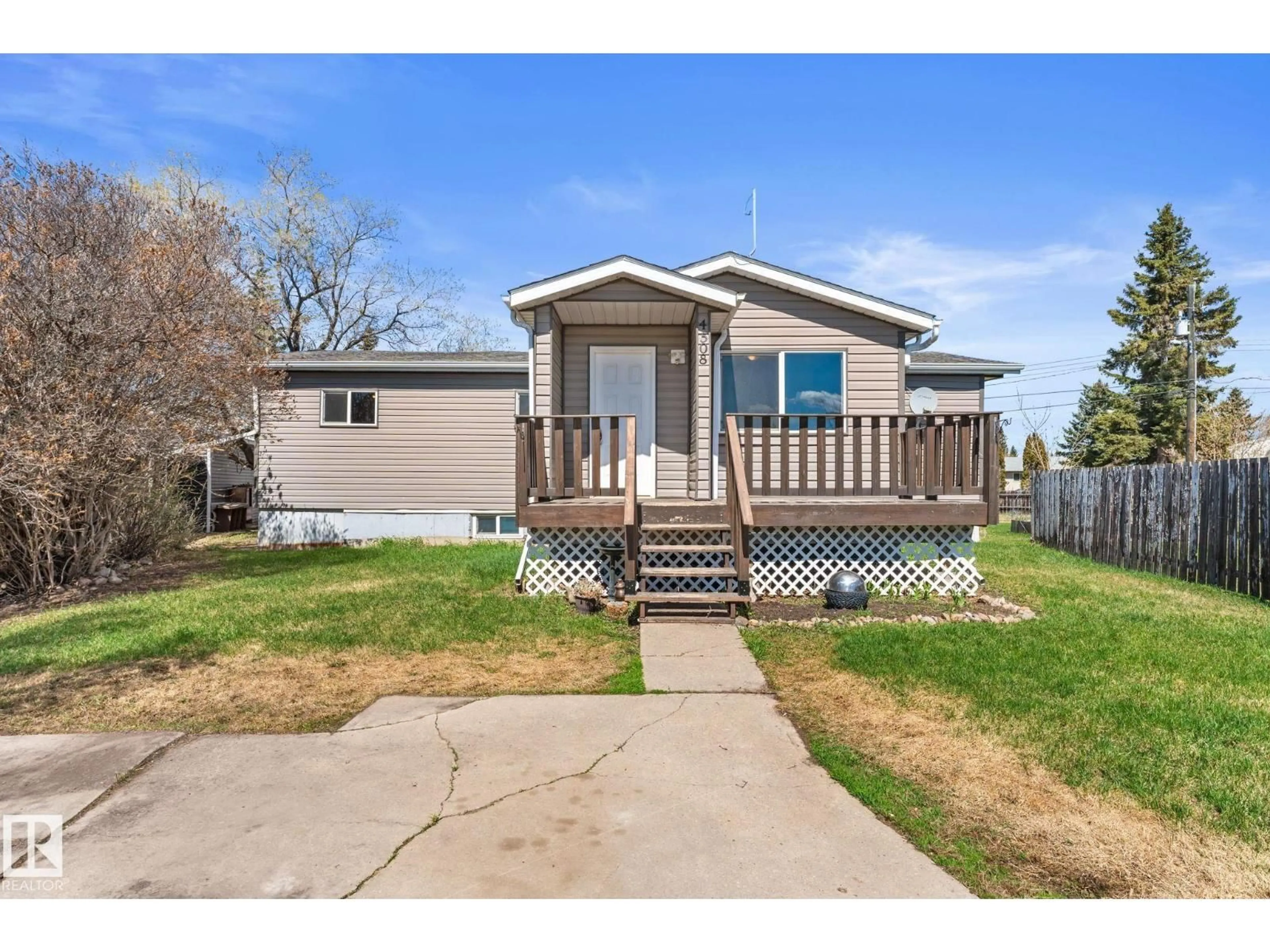 Home with vinyl exterior material, street for 4508 50A AV, Barrhead Alberta T7N1J3
