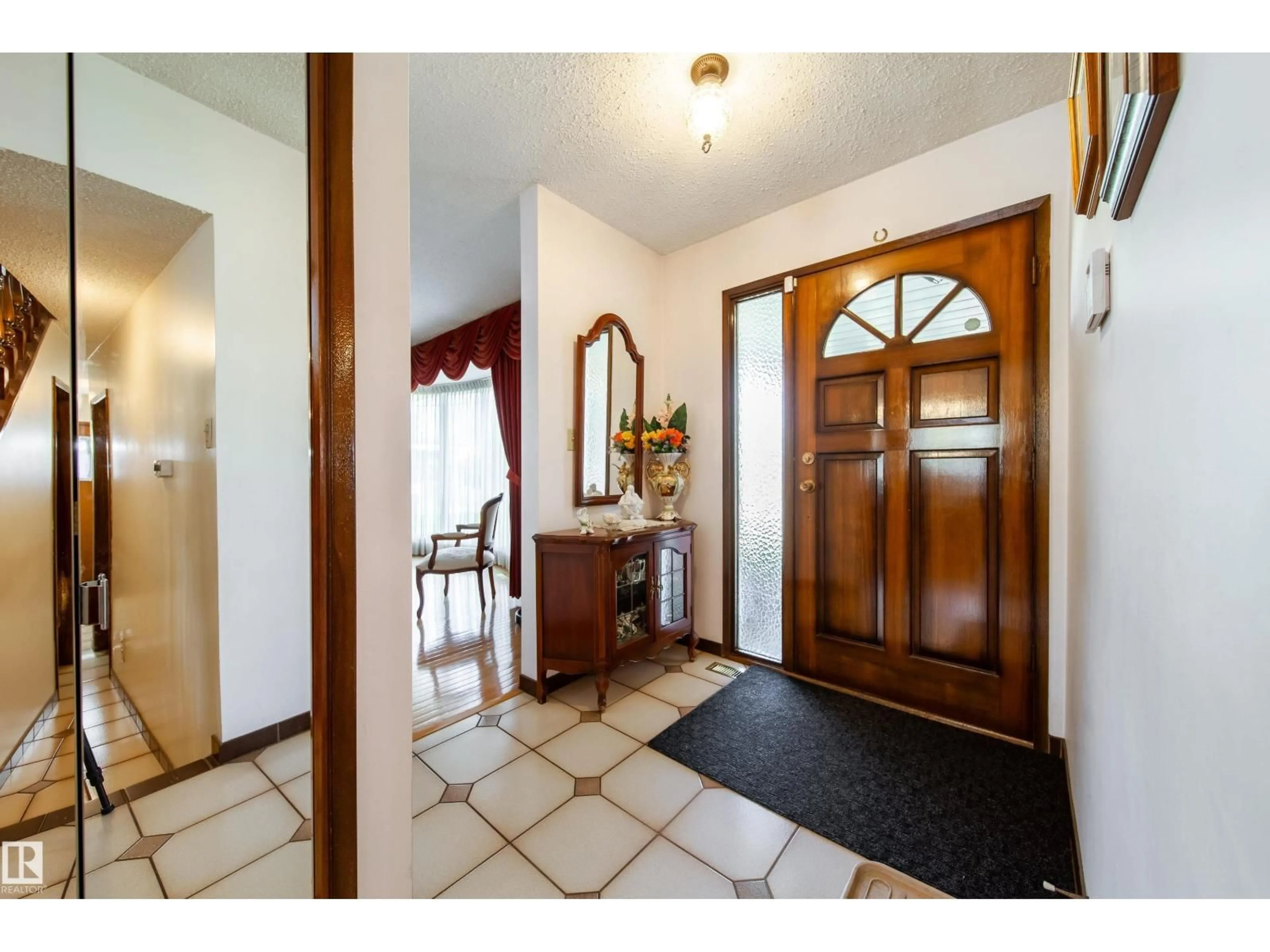 Indoor entryway for NW - 8509 39B AV, Edmonton Alberta T6K3E7